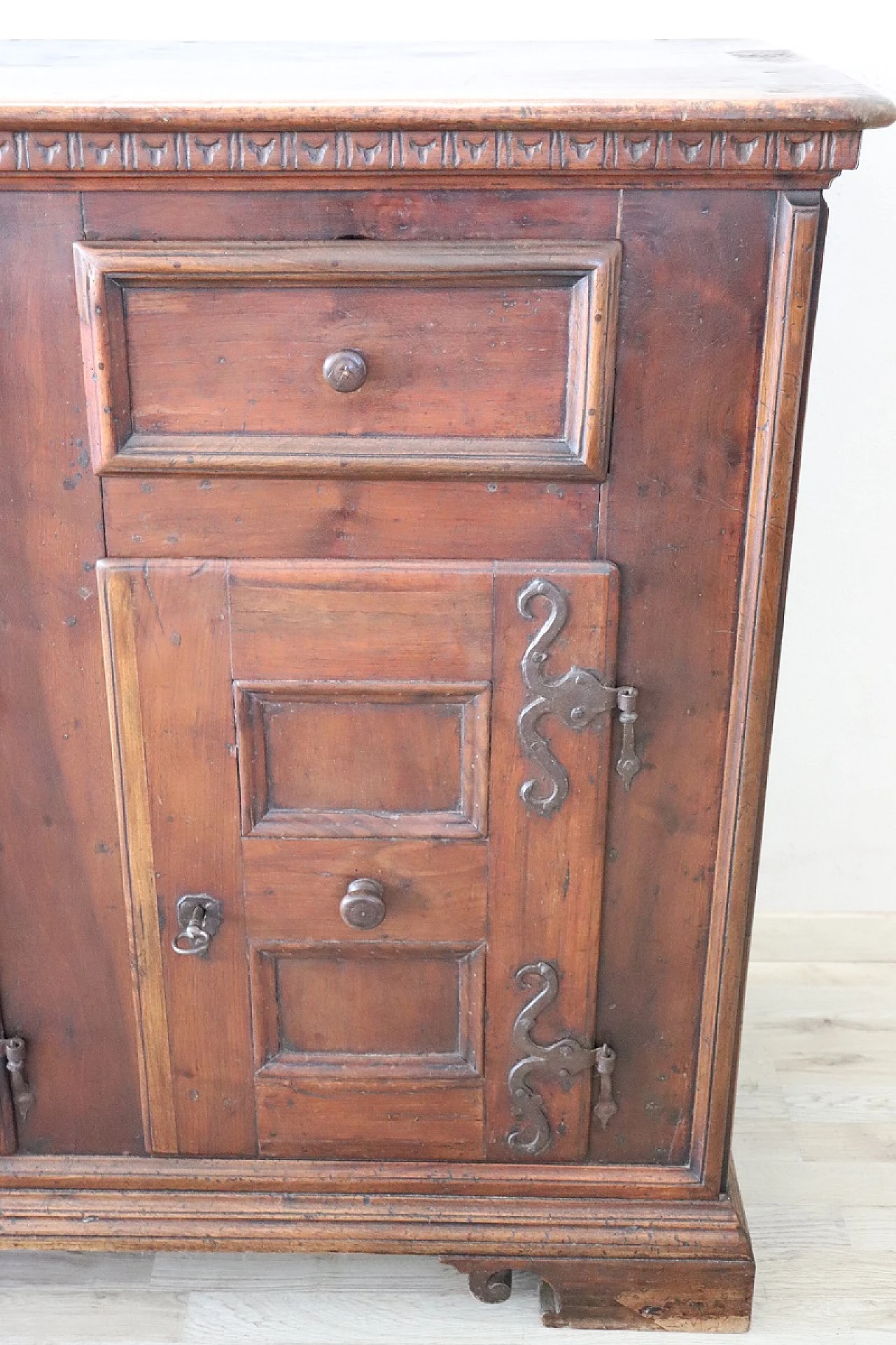 Walnut three-door sideboard with drawers, 17th century 4