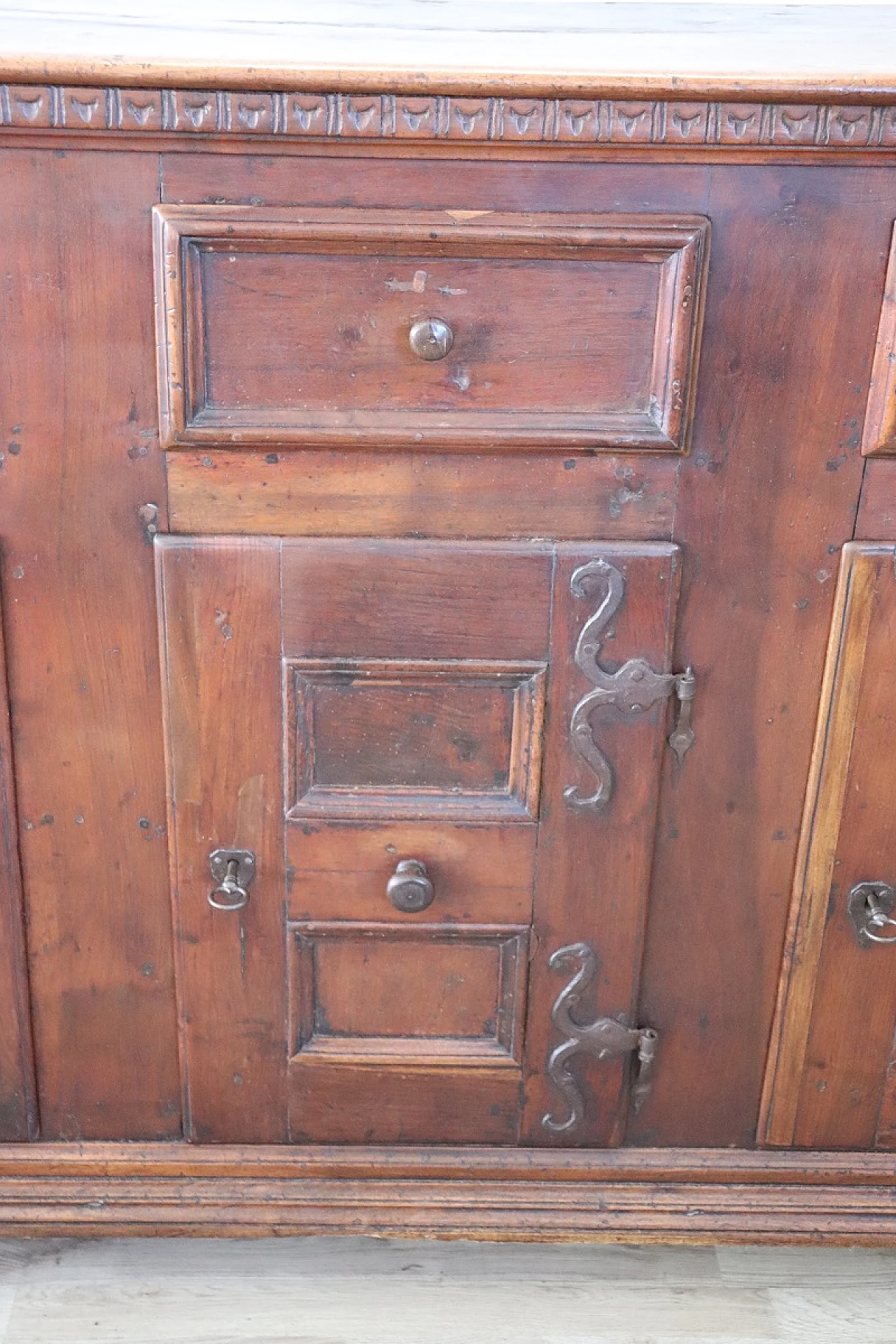 Walnut three-door sideboard with drawers, 17th century 5