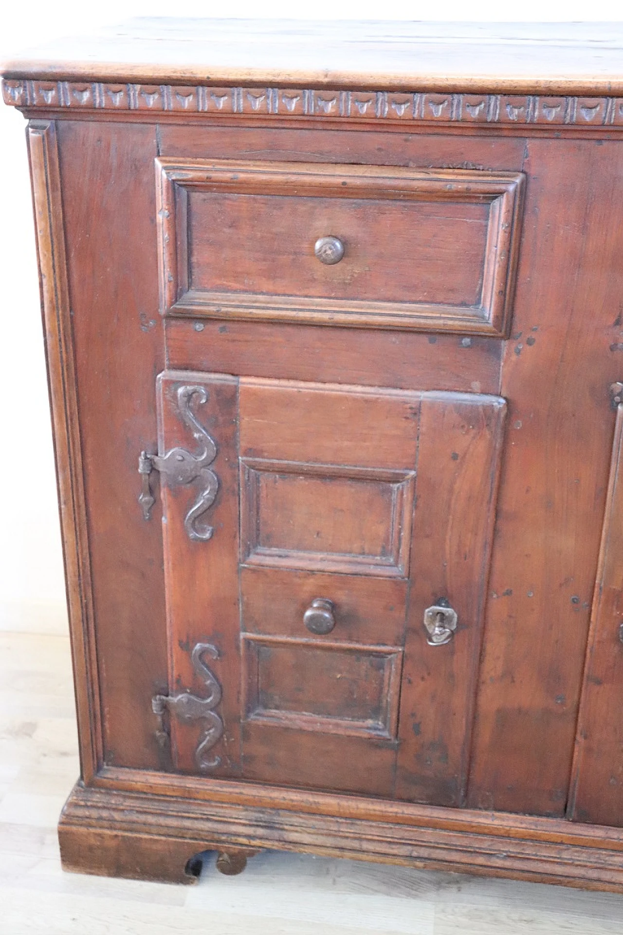 Walnut three-door sideboard with drawers, 17th century 6