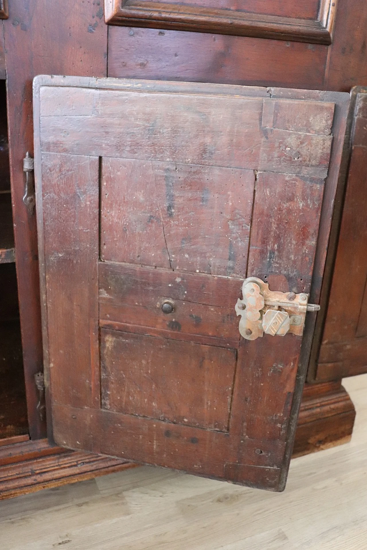 Walnut three-door sideboard with drawers, 17th century 11