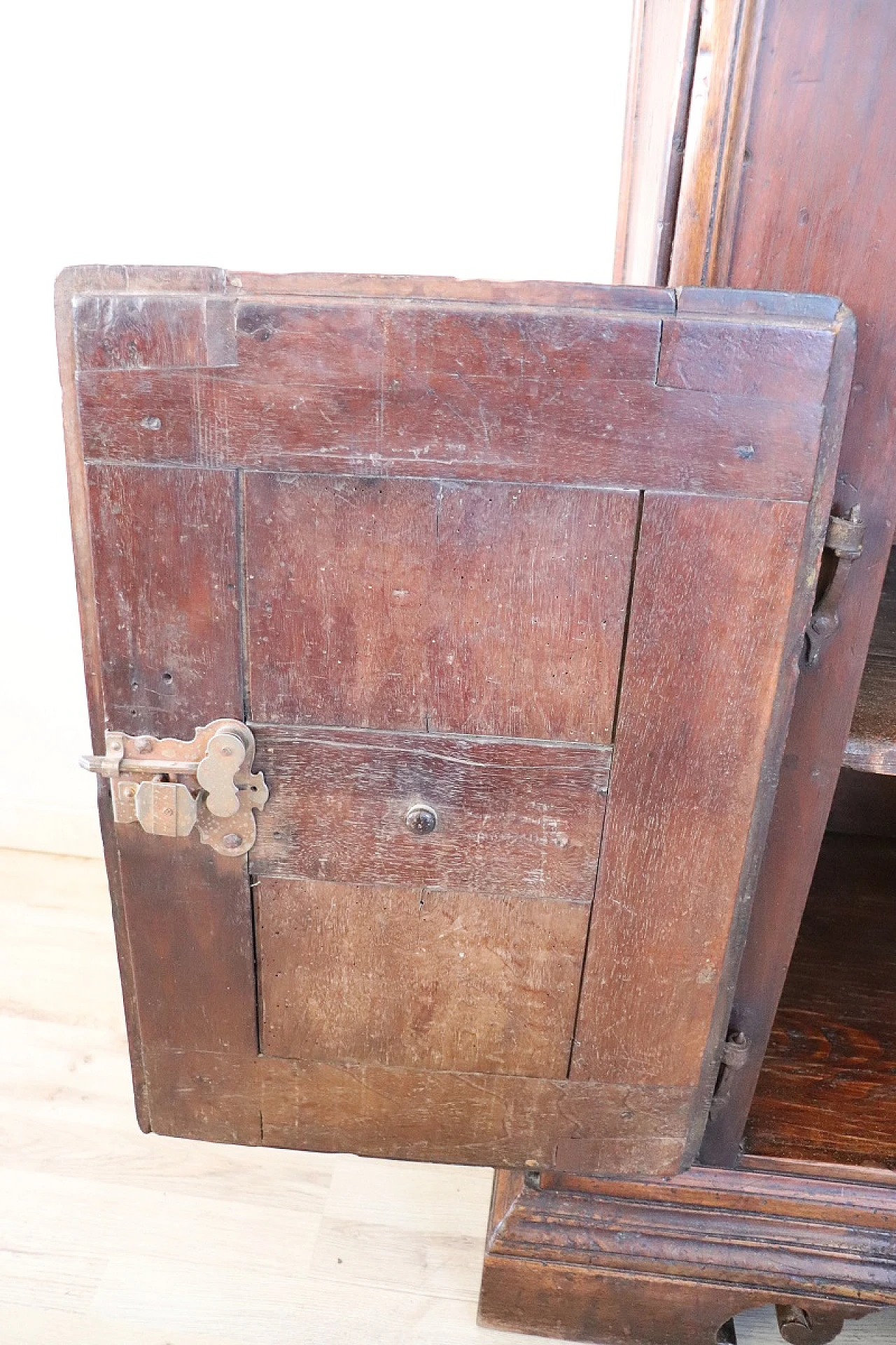 Walnut three-door sideboard with drawers, 17th century 12