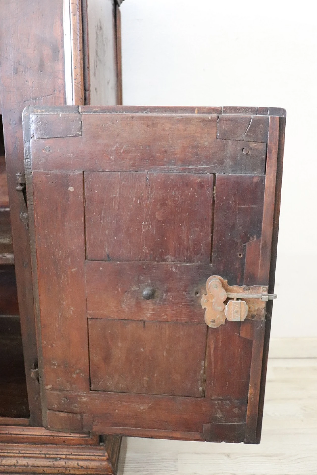 Walnut three-door sideboard with drawers, 17th century 13