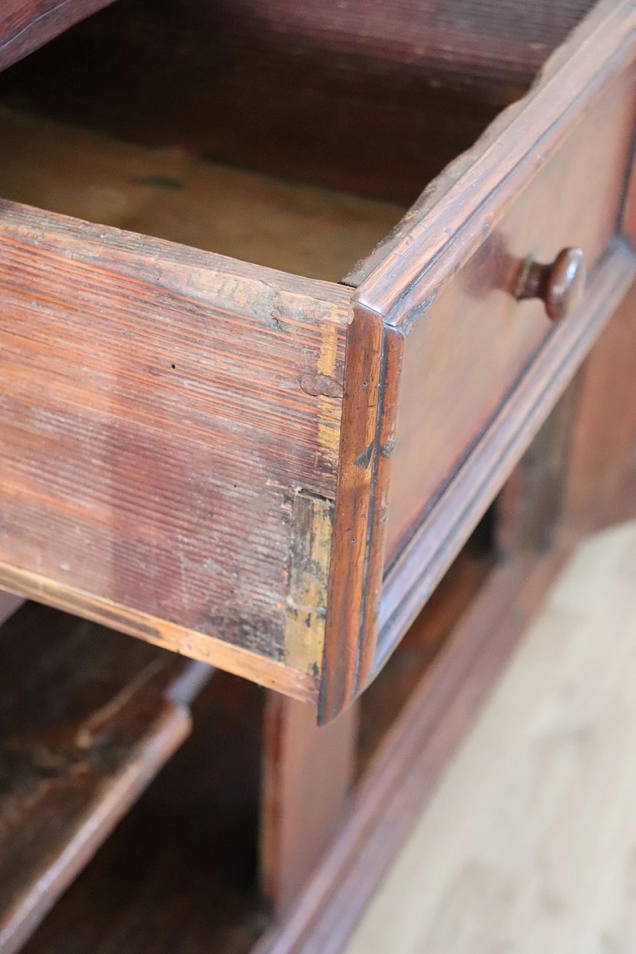 Walnut three-door sideboard with drawers, 17th century 15