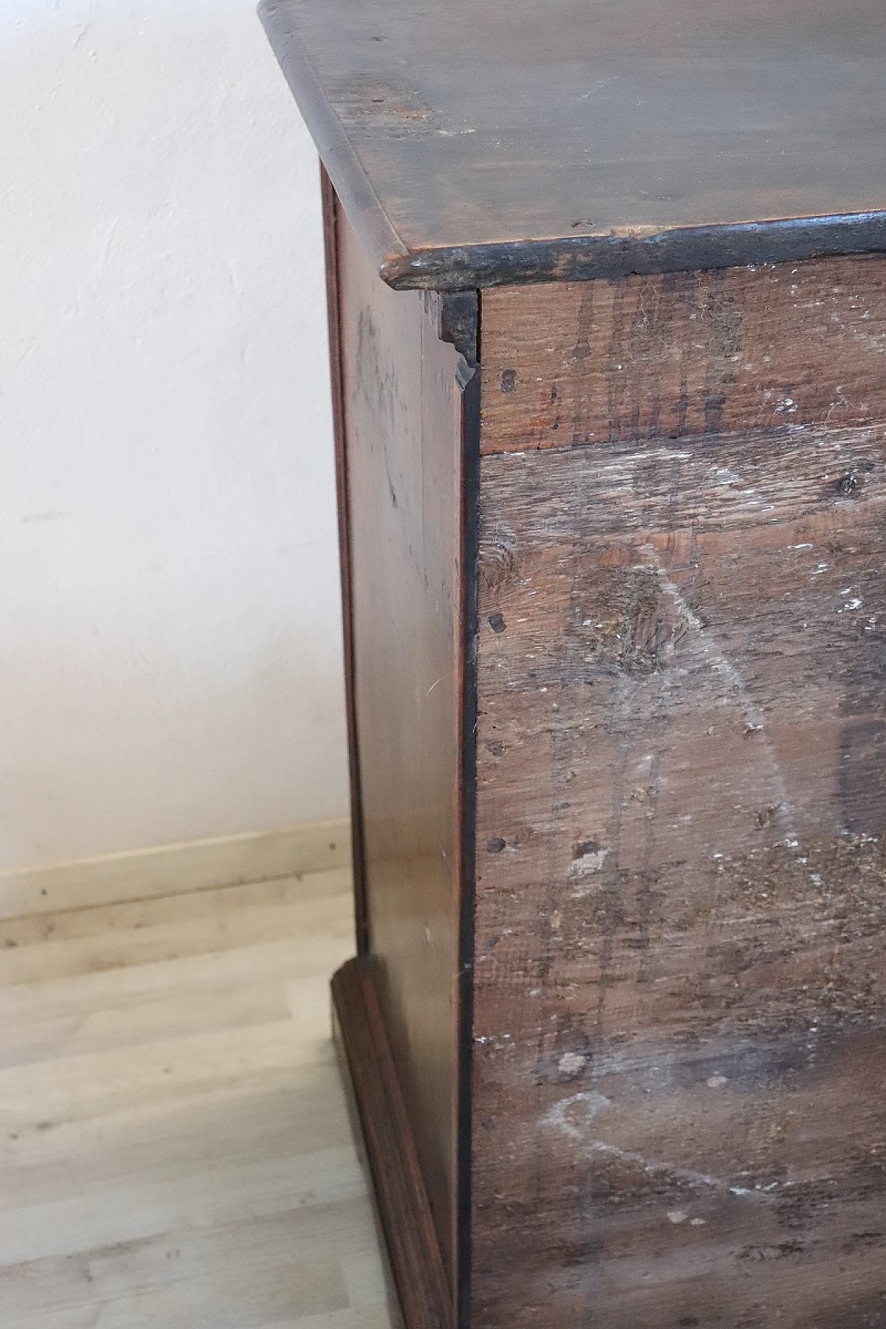 Walnut three-door sideboard with drawers, 17th century 18