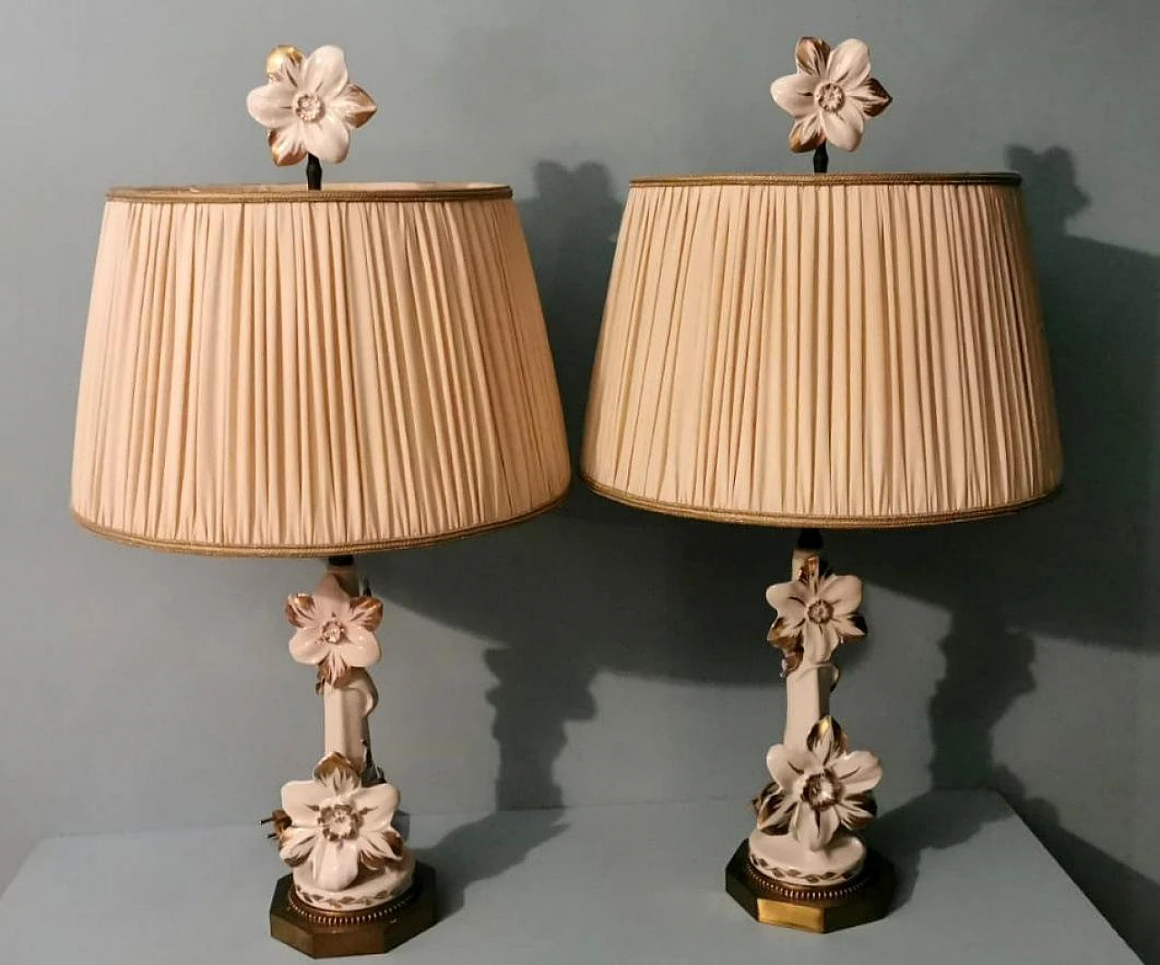 Pair of ivory and pure gold porcelain lamps, 1950s 2