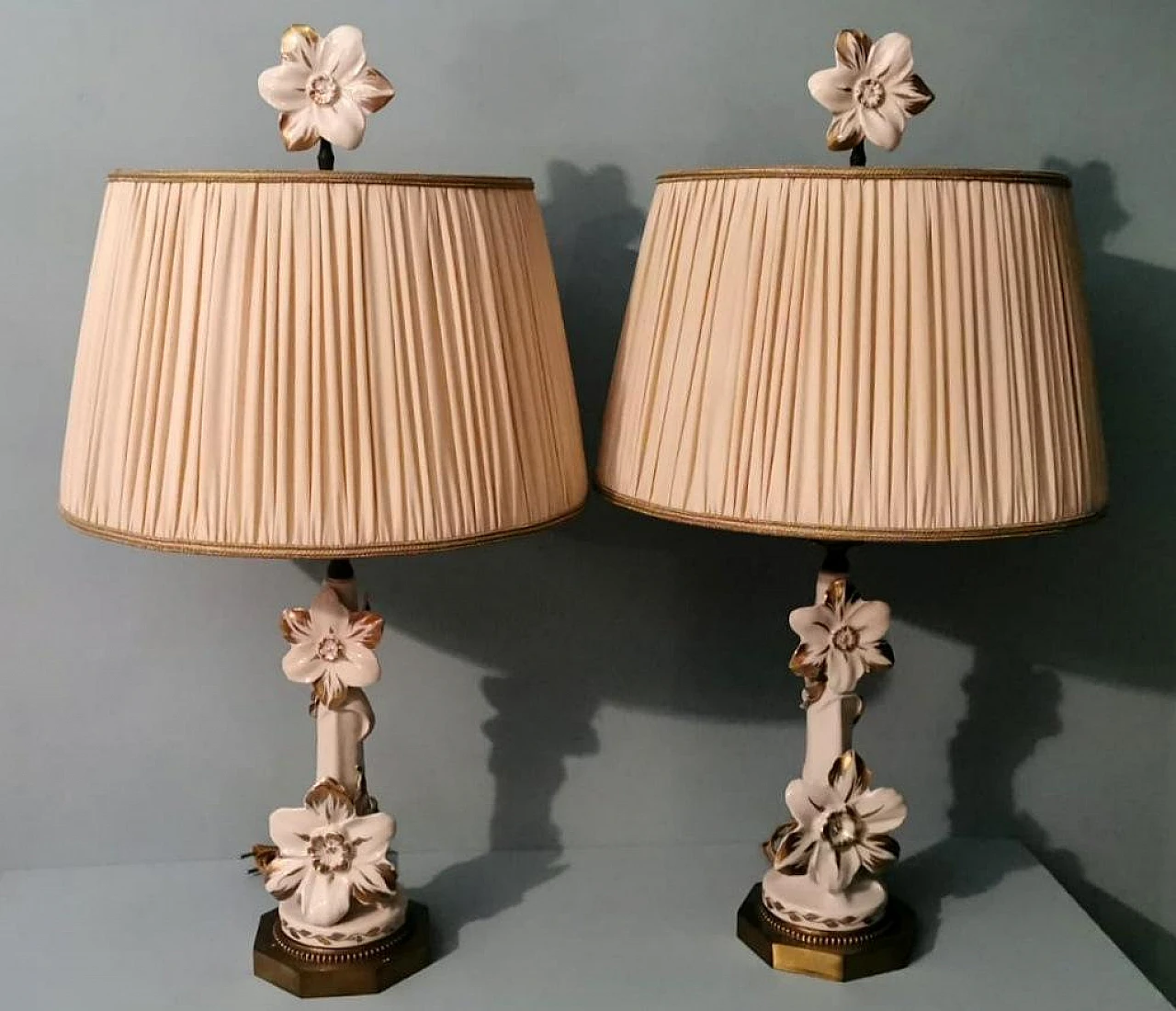 Pair of ivory and pure gold porcelain lamps, 1950s 3