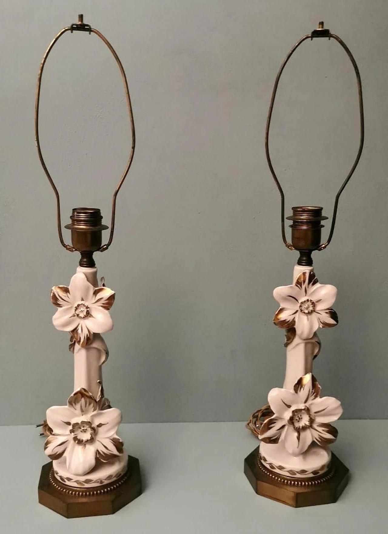 Pair of ivory and pure gold porcelain lamps, 1950s 4