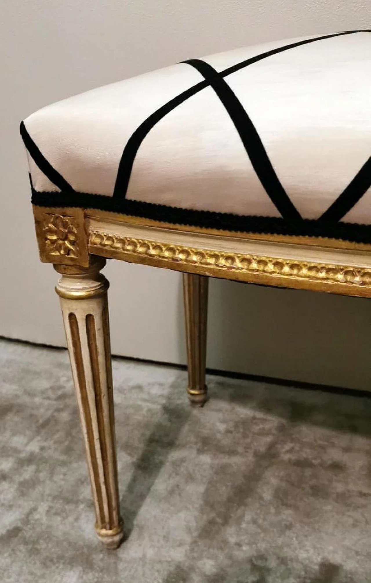 Louis XVI bench in gold leaf wood and Dedar fabric, 1920s 15