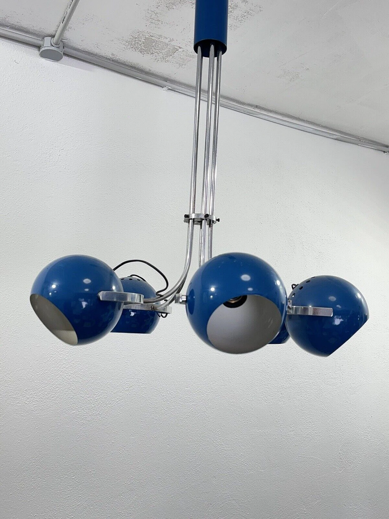 Space Age five-light blue enameled metal chandelier, 1970s 8