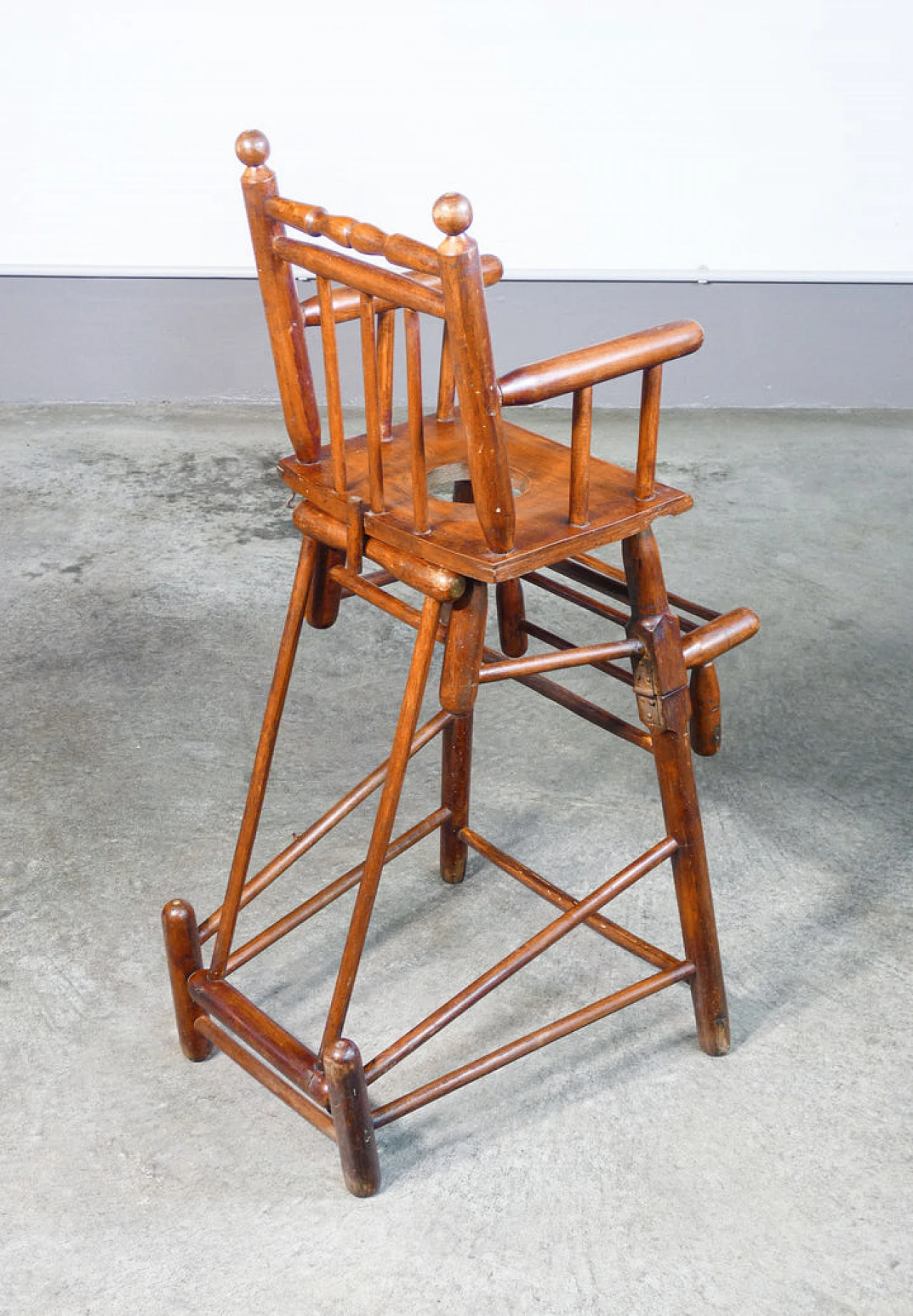 Walnut high chair convertible into potty, 19th century 8