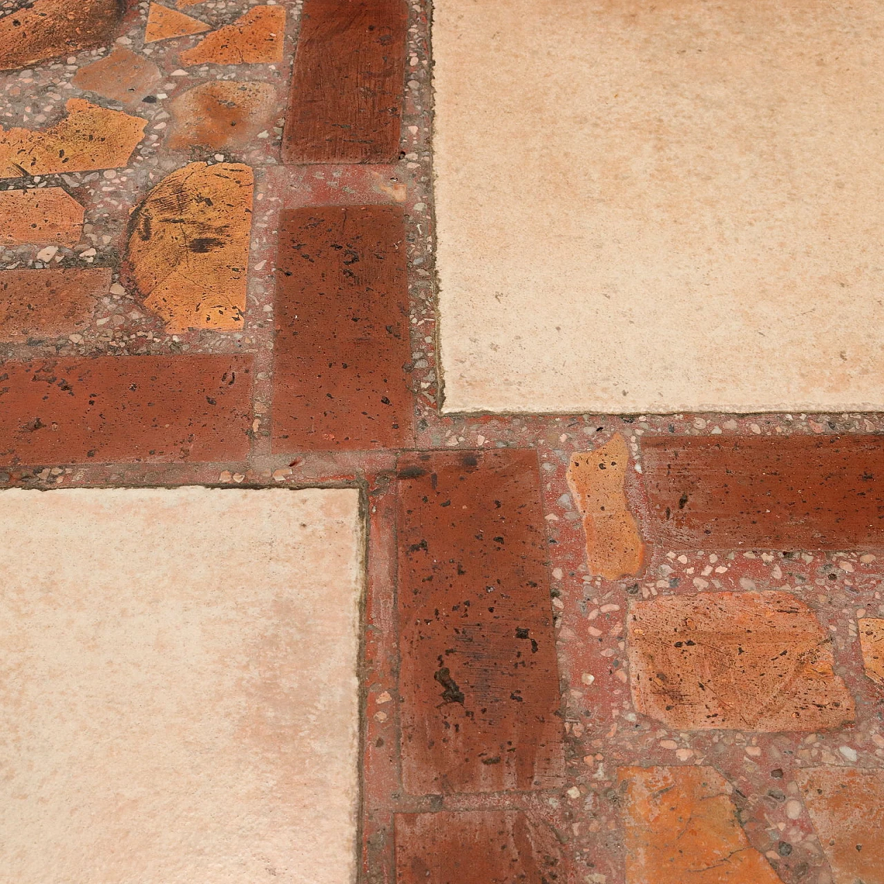 Tavolo da giardino in ferro con piano in cotto e ceramica 4