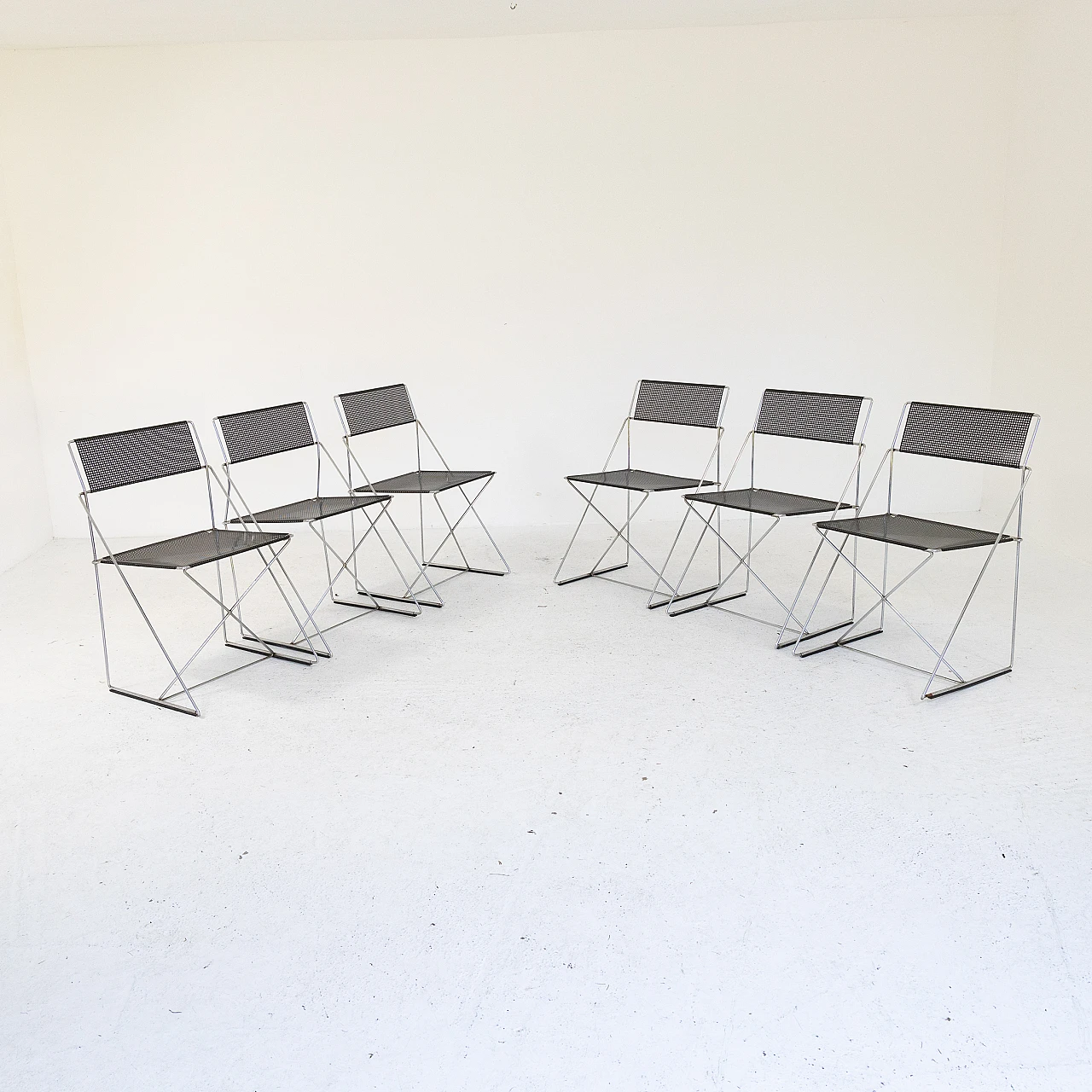 6 Stackable chairs in chromed and black varnished metal, 1980s 1