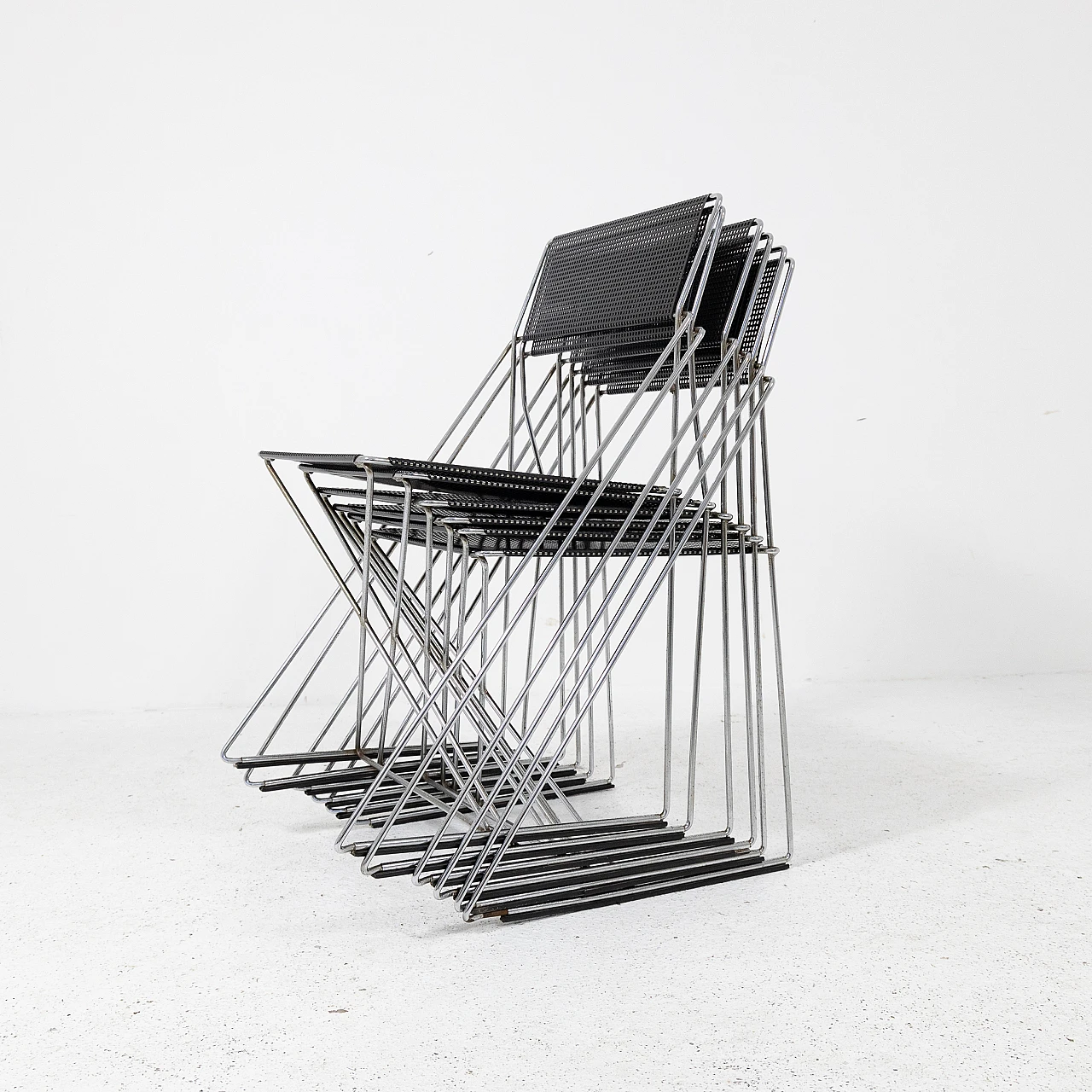 6 Stackable chairs in chromed and black varnished metal, 1980s 2