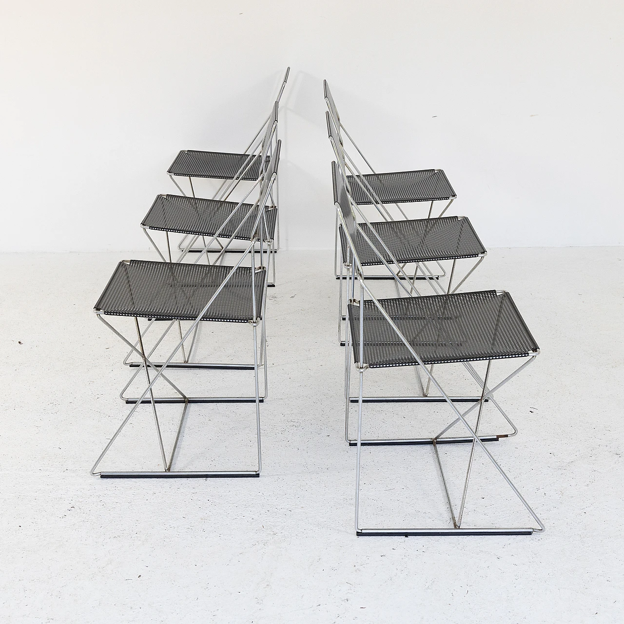 6 Stackable chairs in chromed and black varnished metal, 1980s 6