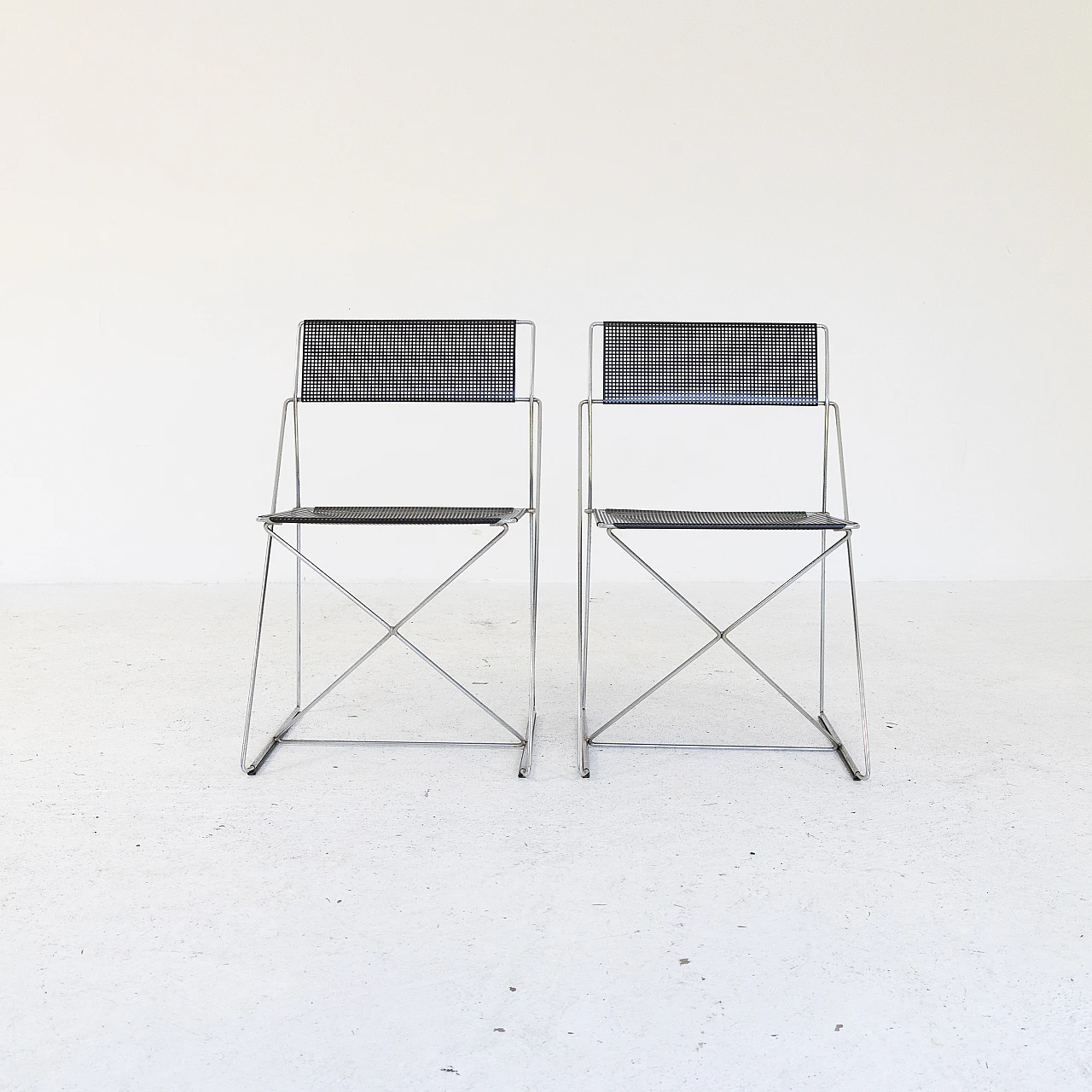 6 Stackable chairs in chromed and black varnished metal, 1980s 8