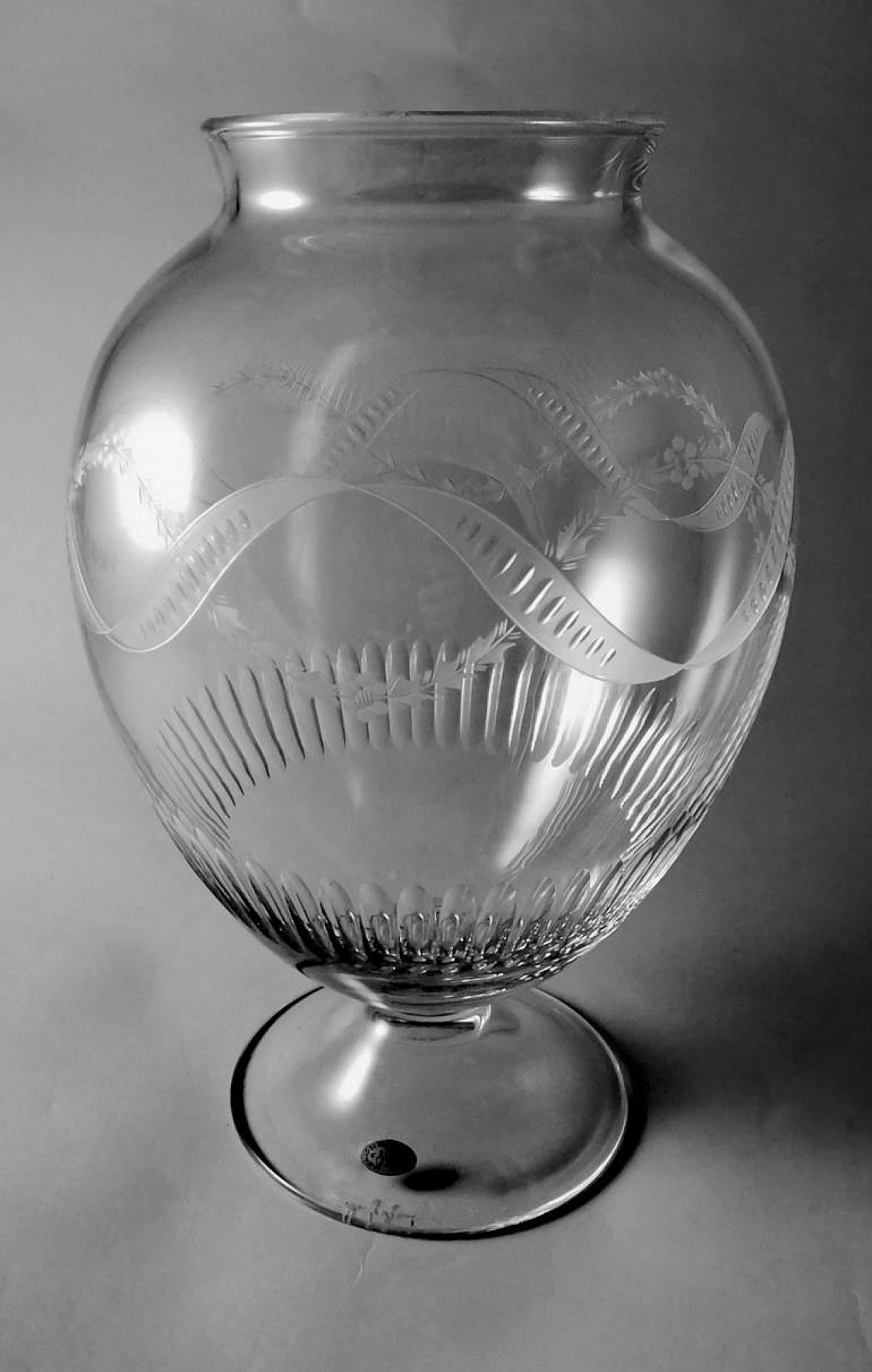 Crystal vase with engravings in neoclassical style, 1990s 2