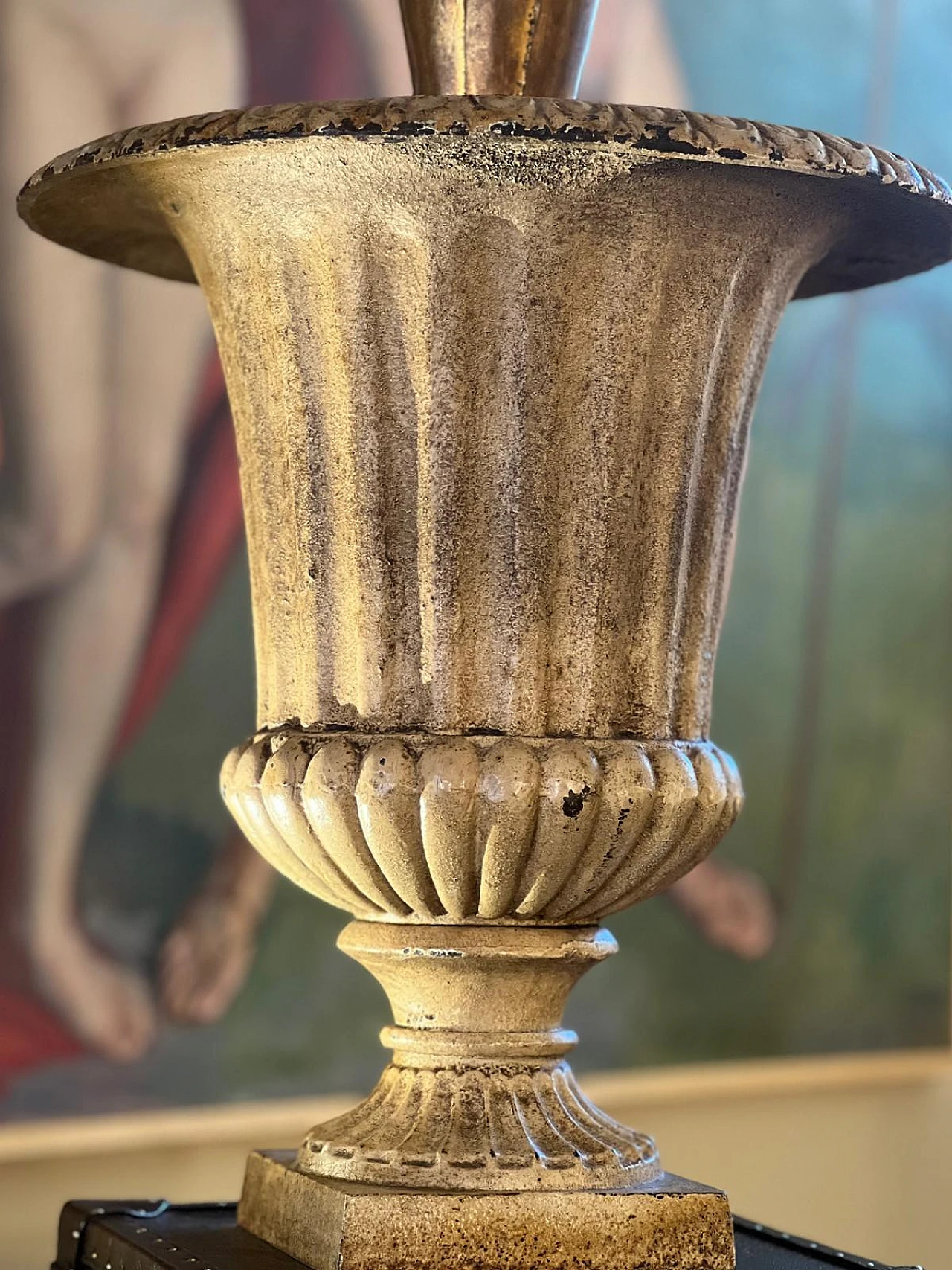 Pair of cast iron vases with agaves and gold leaf, 1930s 2