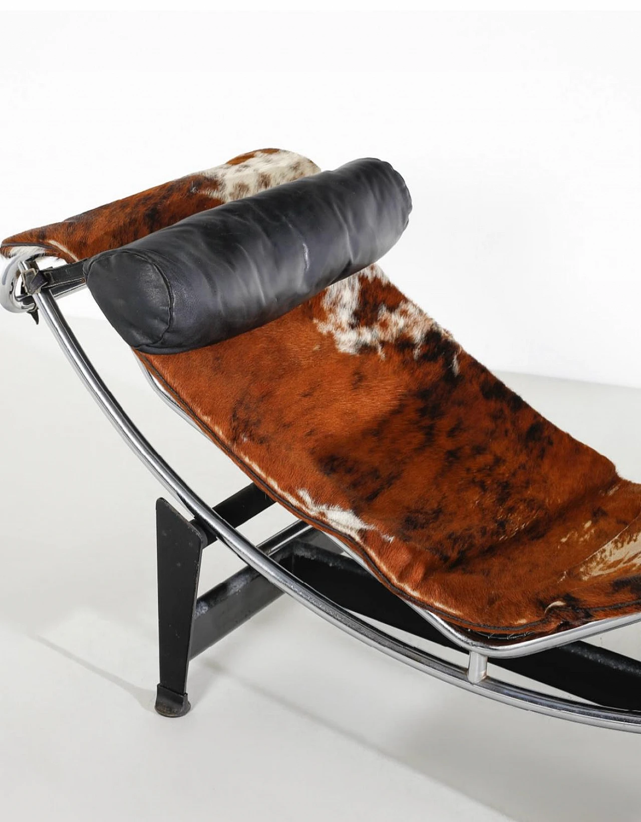 LC4 chaise longue in pony skin by Le Corbusier for Cassina, 1965 4