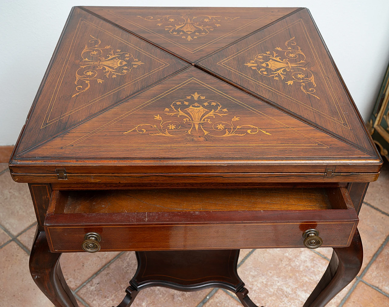 Handkerchief game table in mahogany with maple inlays, 19th century 3