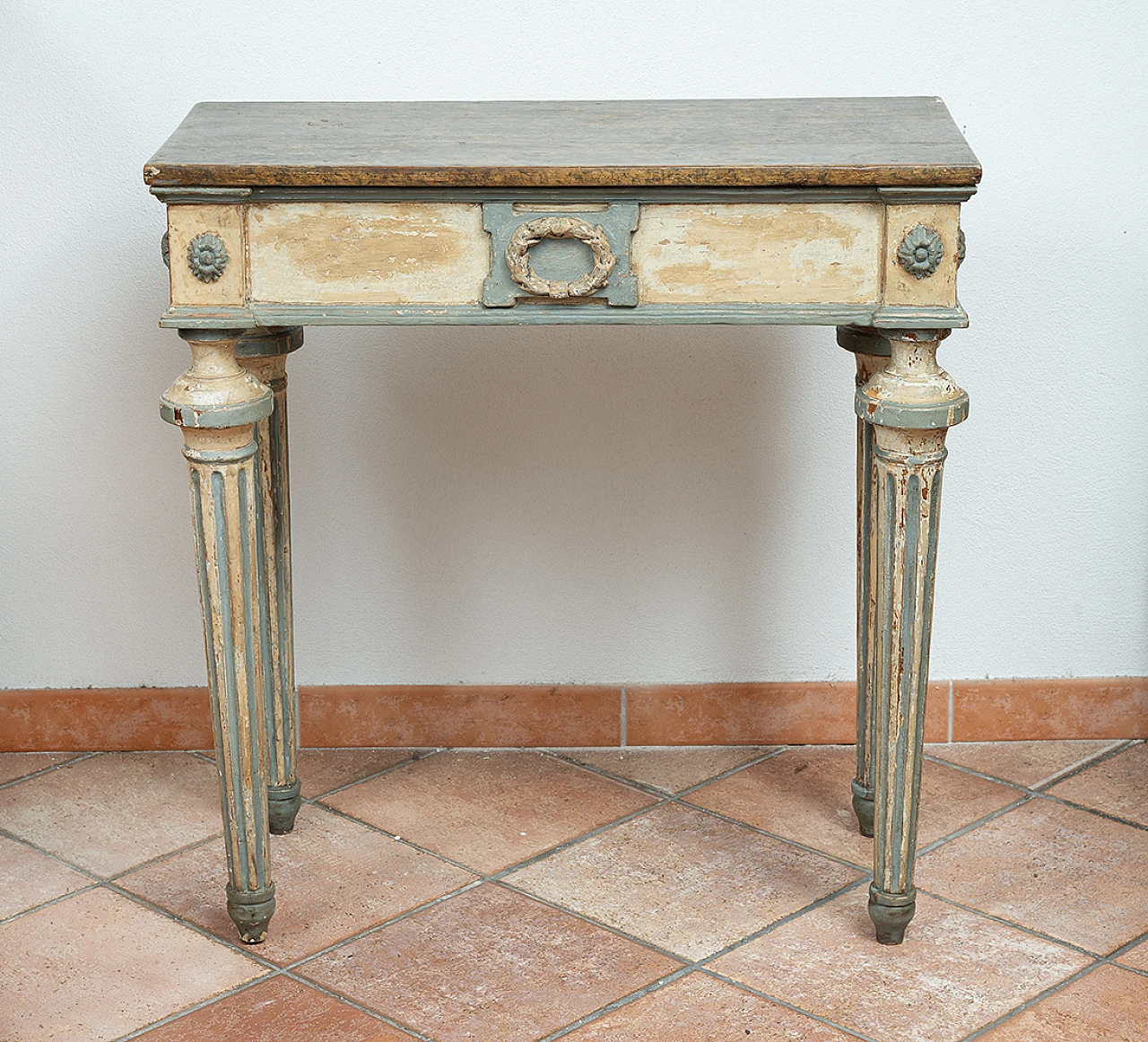 Console in lacquered wood with marbled top & grooved feet, 4