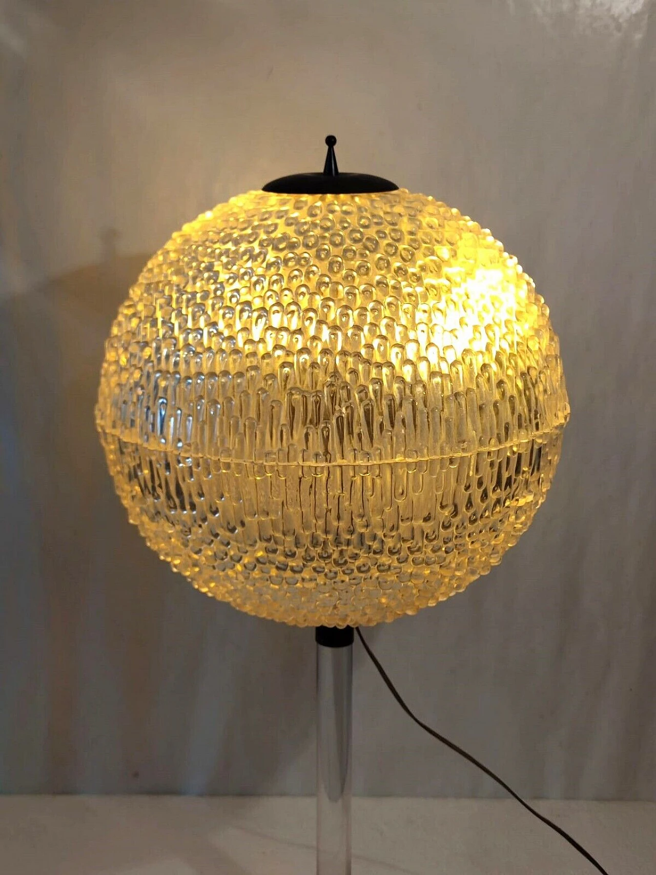 Spherical plexiglass and brass table lamp, 1970s 3