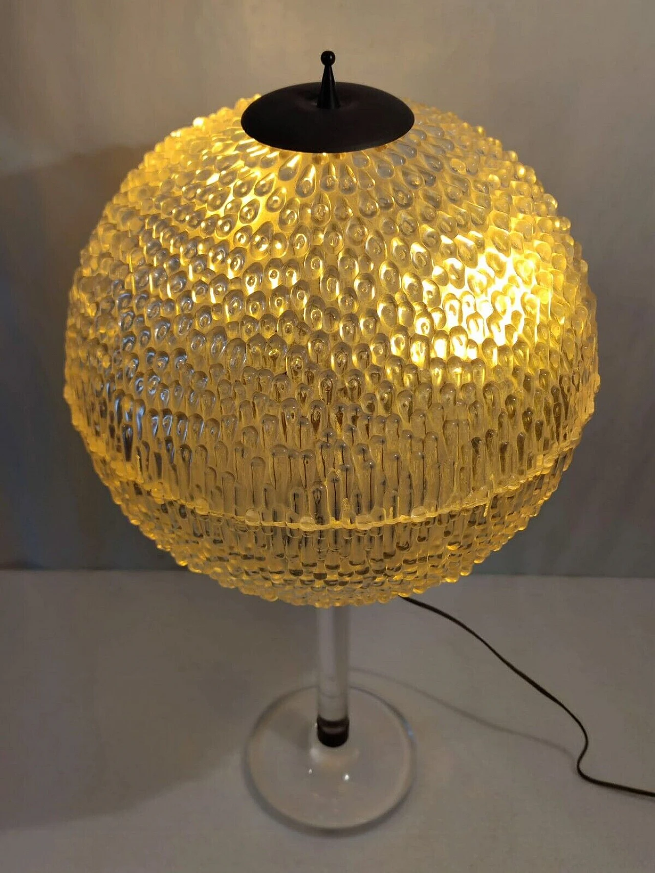 Spherical plexiglass and brass table lamp, 1970s 4