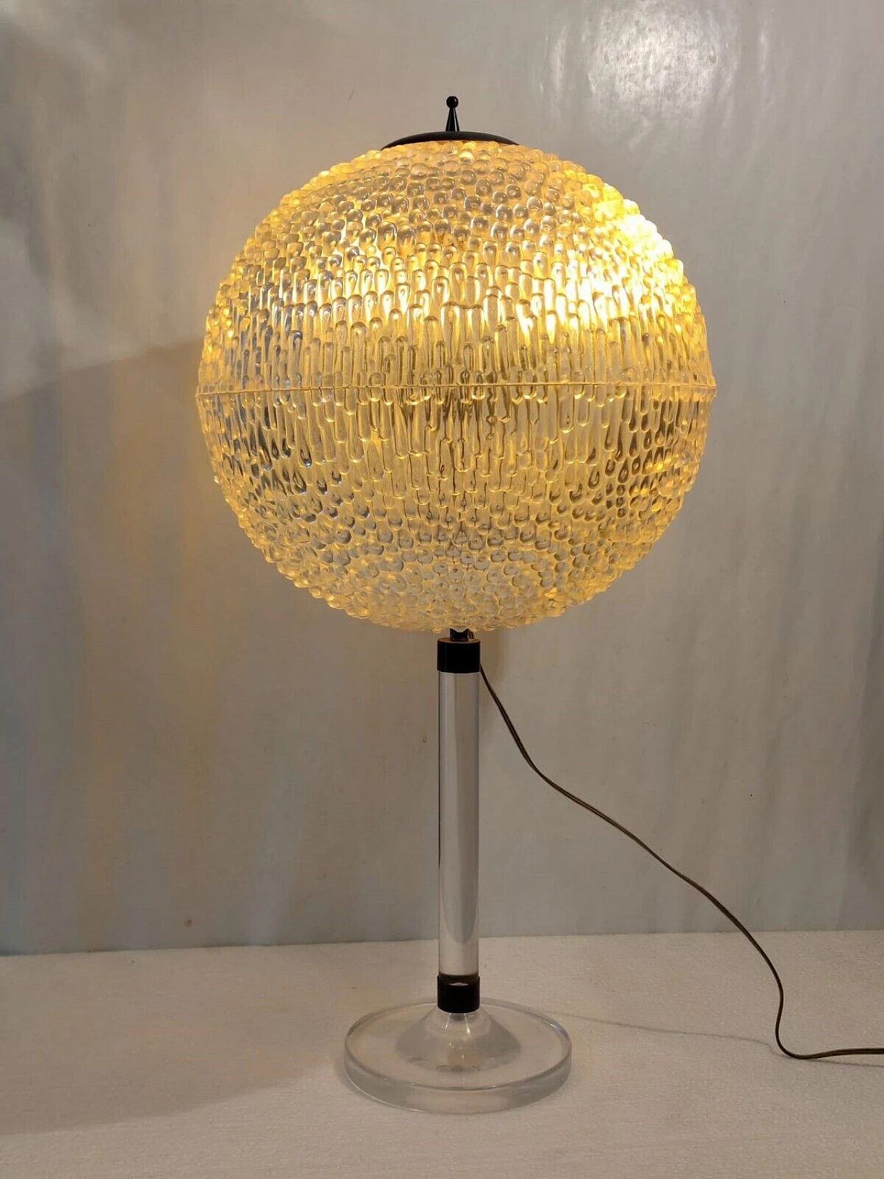 Spherical plexiglass and brass table lamp, 1970s 5