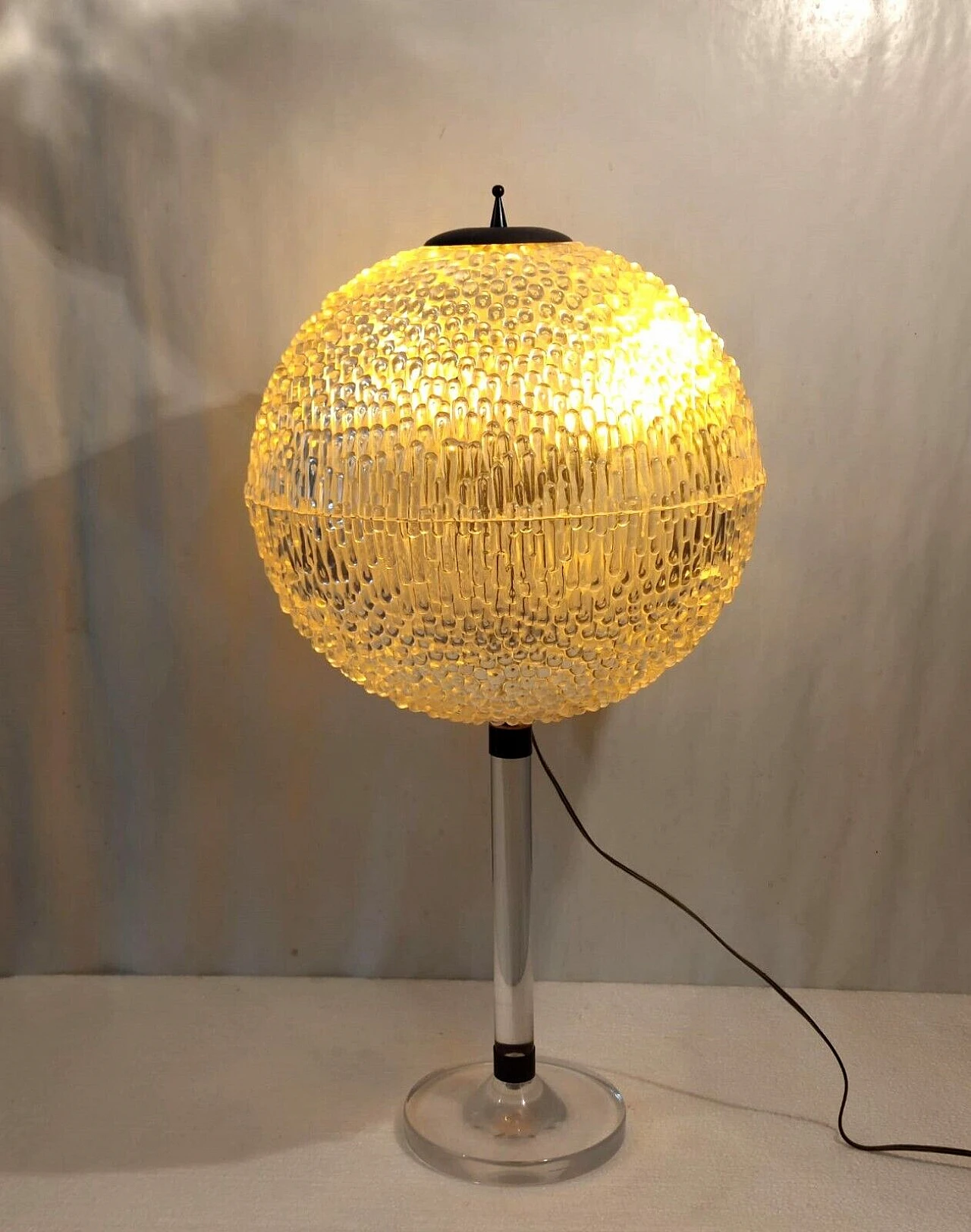 Spherical plexiglass and brass table lamp, 1970s 7