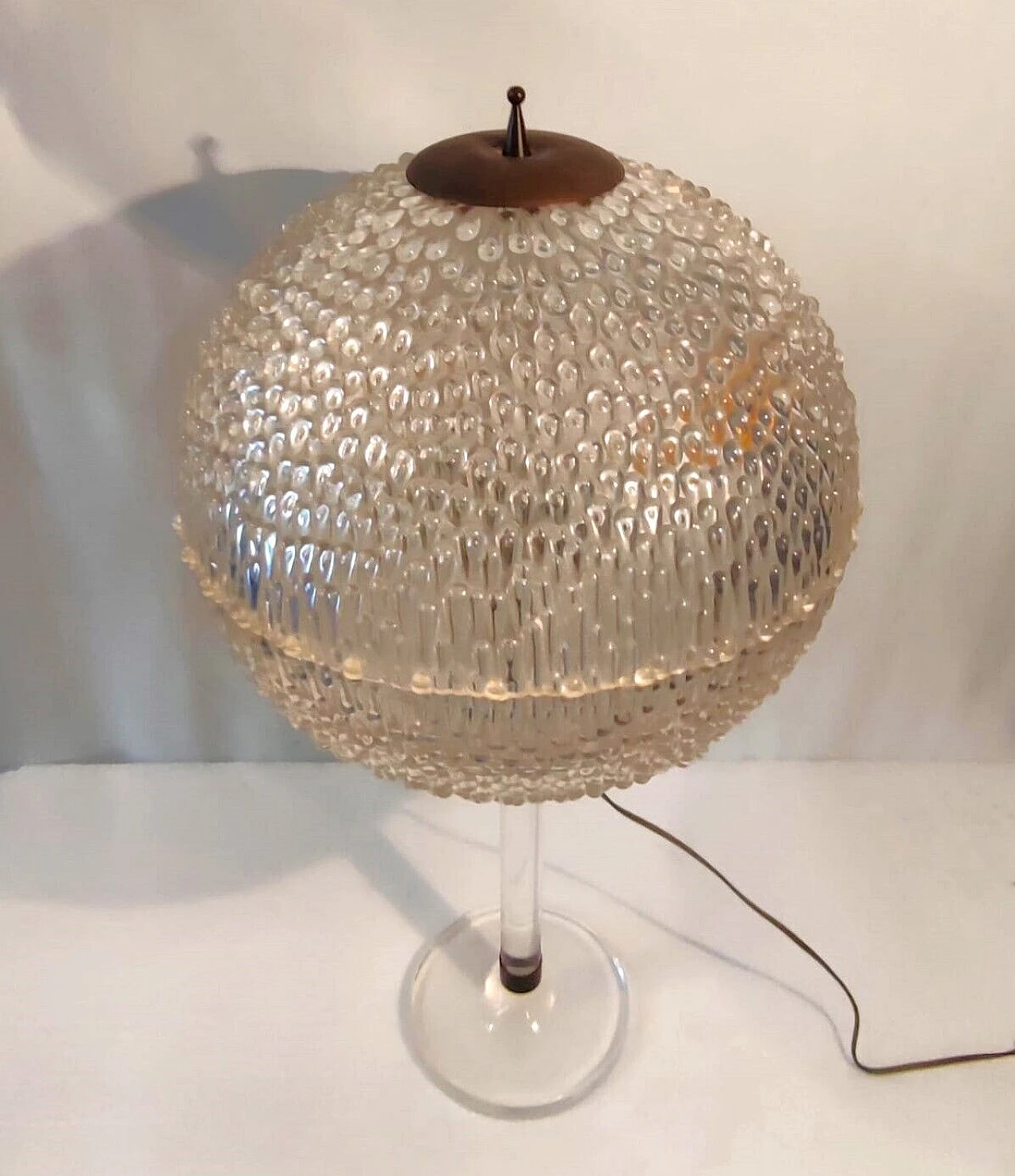 Spherical plexiglass and brass table lamp, 1970s 8