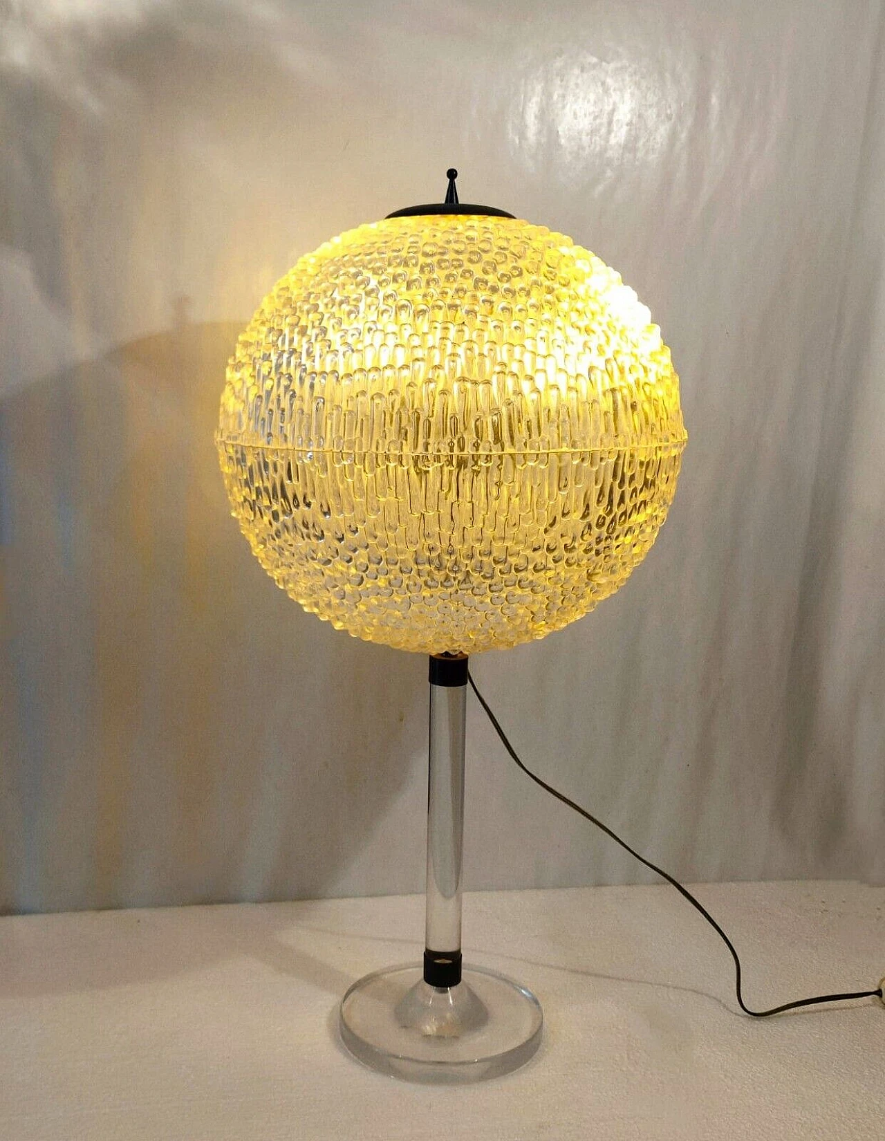 Spherical plexiglass and brass table lamp, 1970s 9