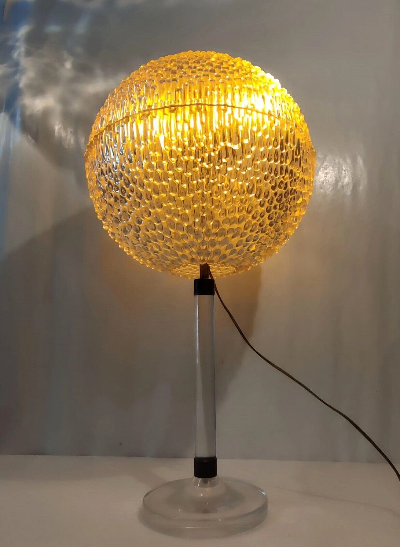 Spherical plexiglass and brass table lamp, 1970s 14