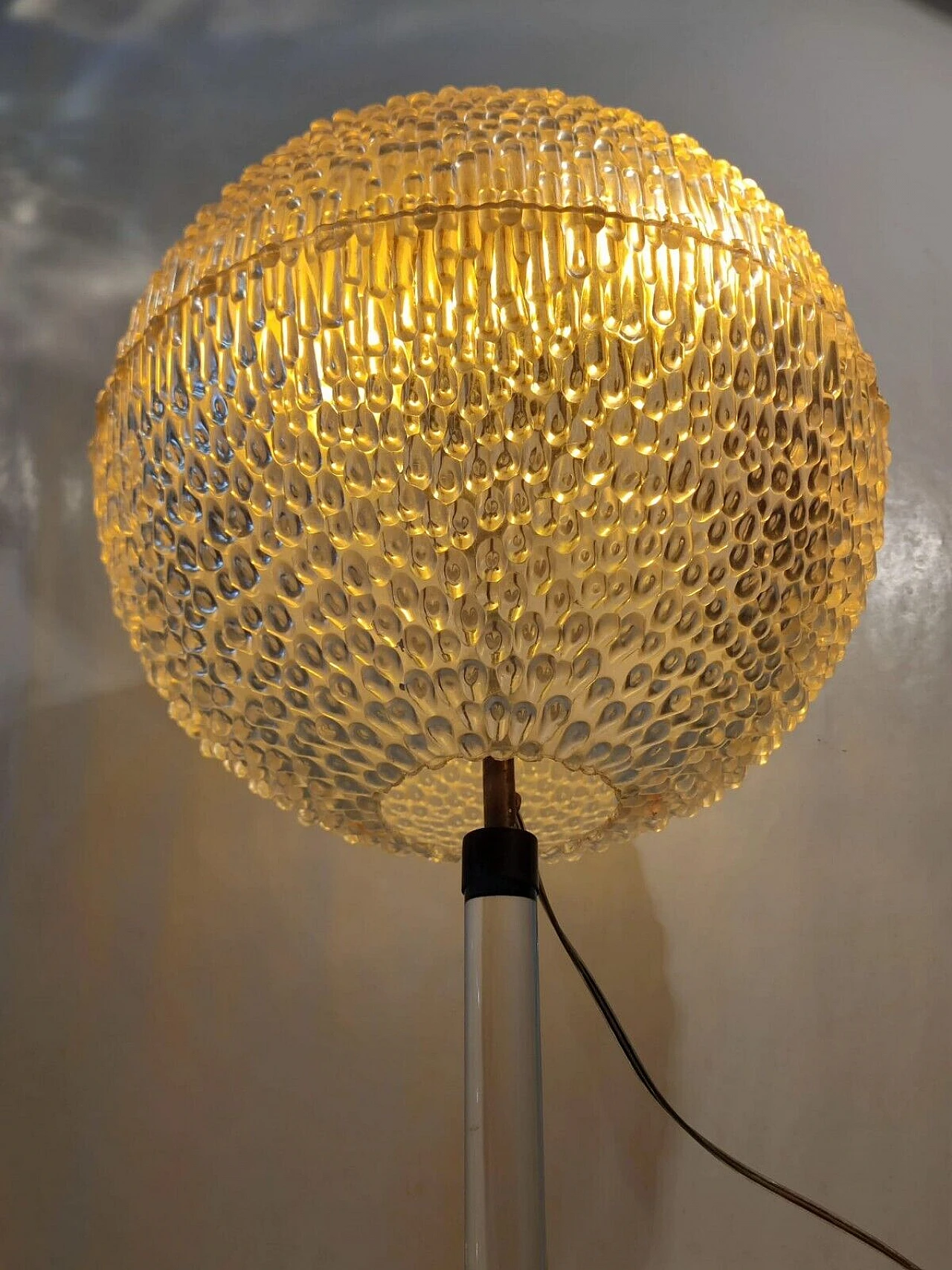 Spherical plexiglass and brass table lamp, 1970s 15