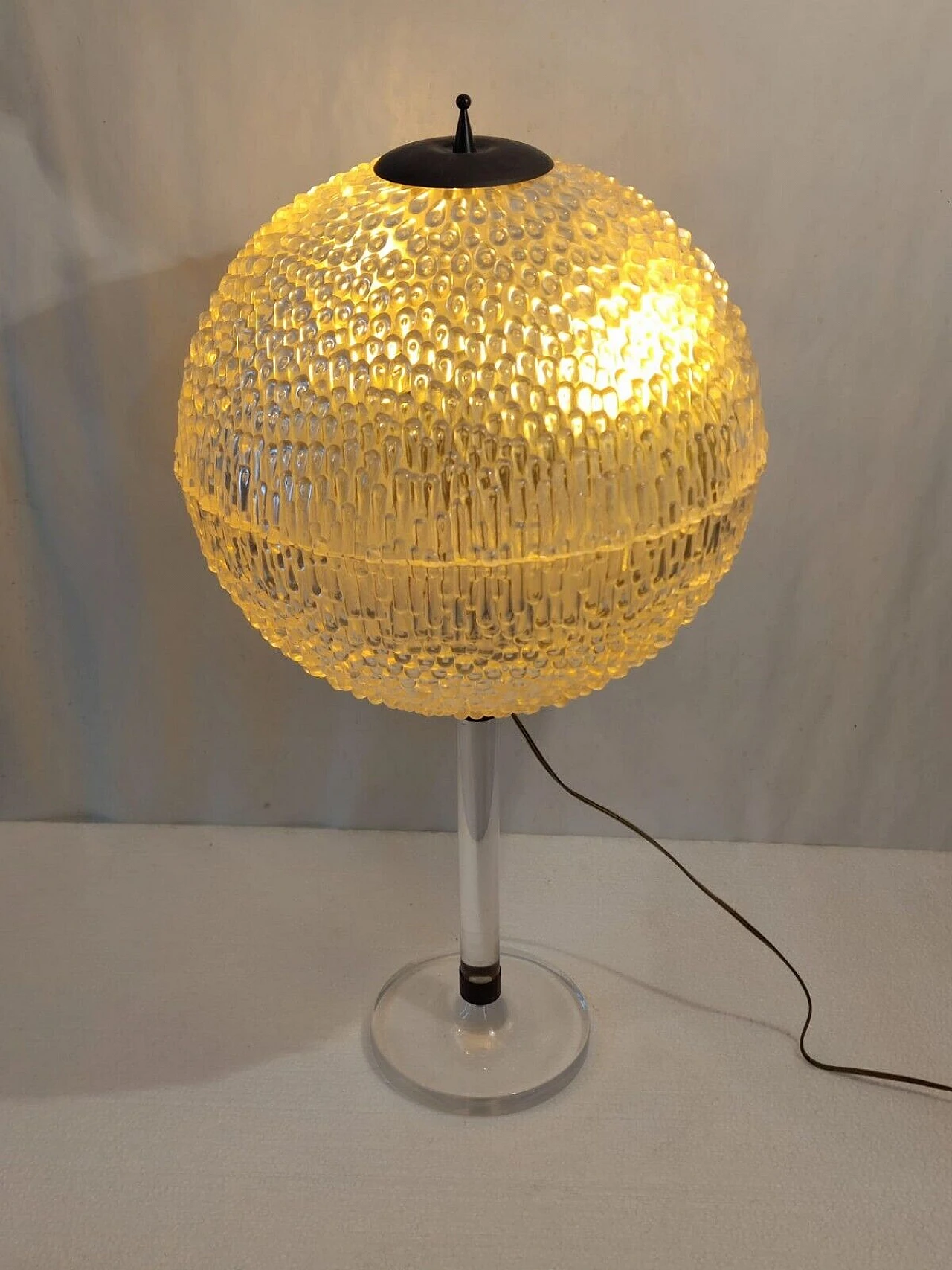 Spherical plexiglass and brass table lamp, 1970s 16