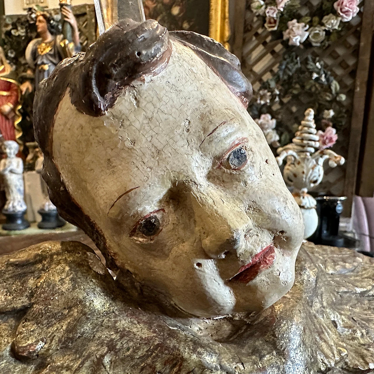 Pair of lacquered and carved wood winged angel heads, 1750s 3