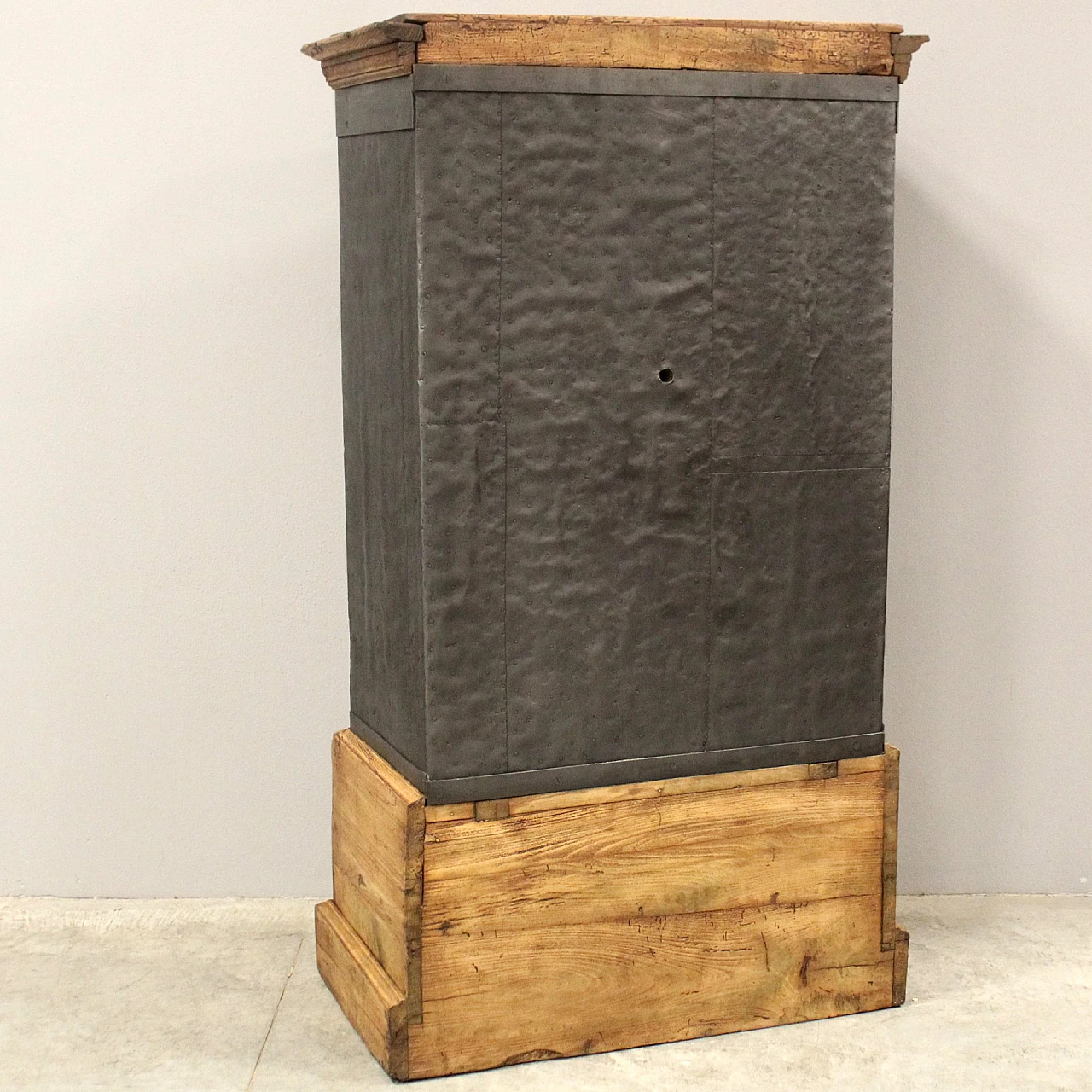 Wood and iron safe, late 19th century 3