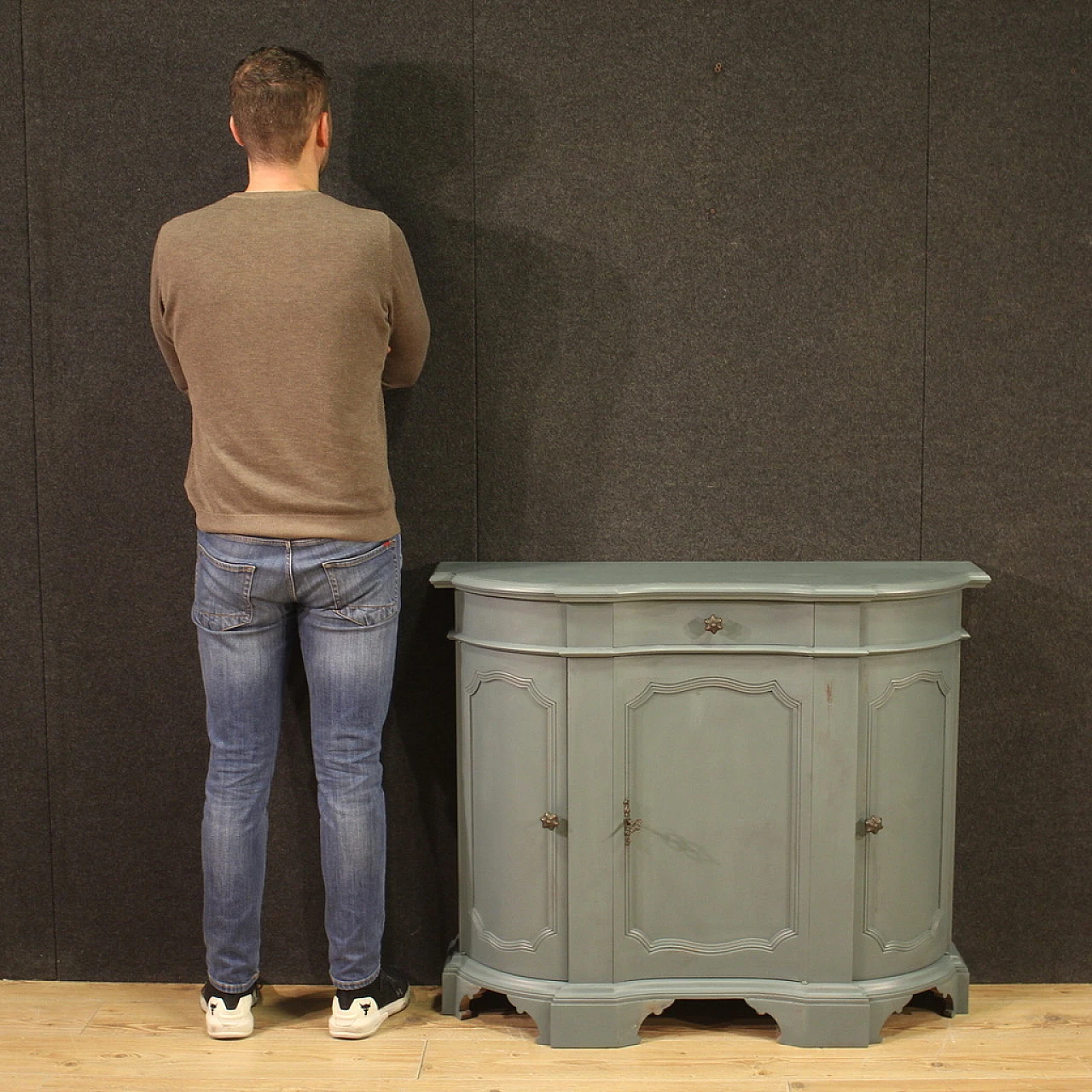 Sideboard in laquered & carved wood with three doors and a drawer 3