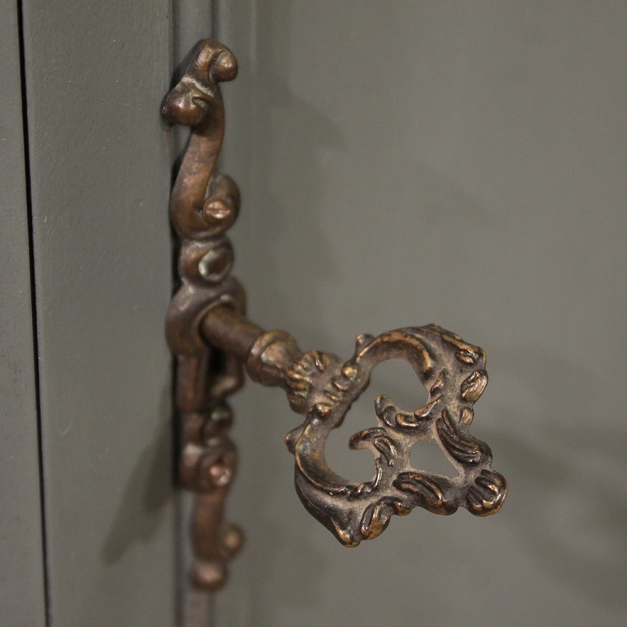 Sideboard in laquered & carved wood with three doors and a drawer 11