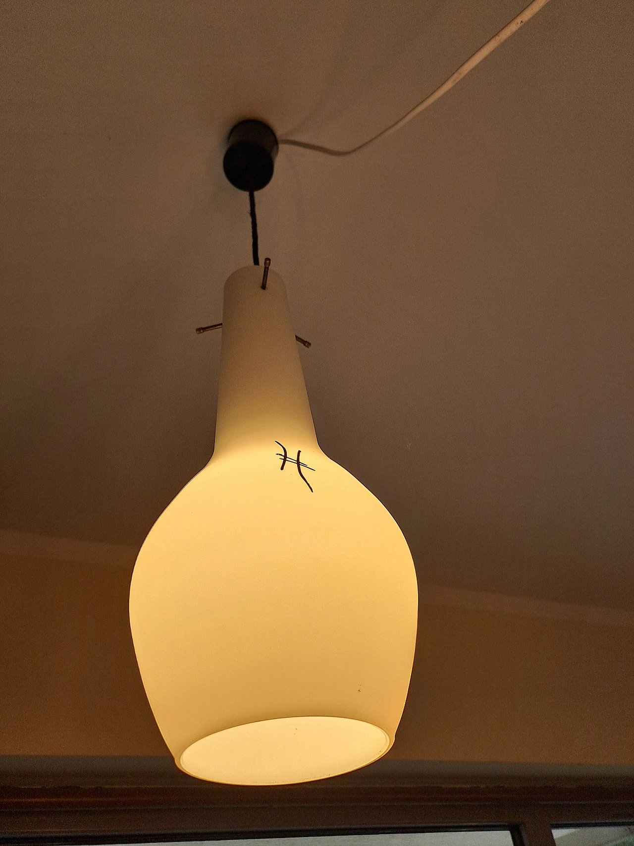 Lampadario in vetro opalino con disegno a righe nere, anni '50 1