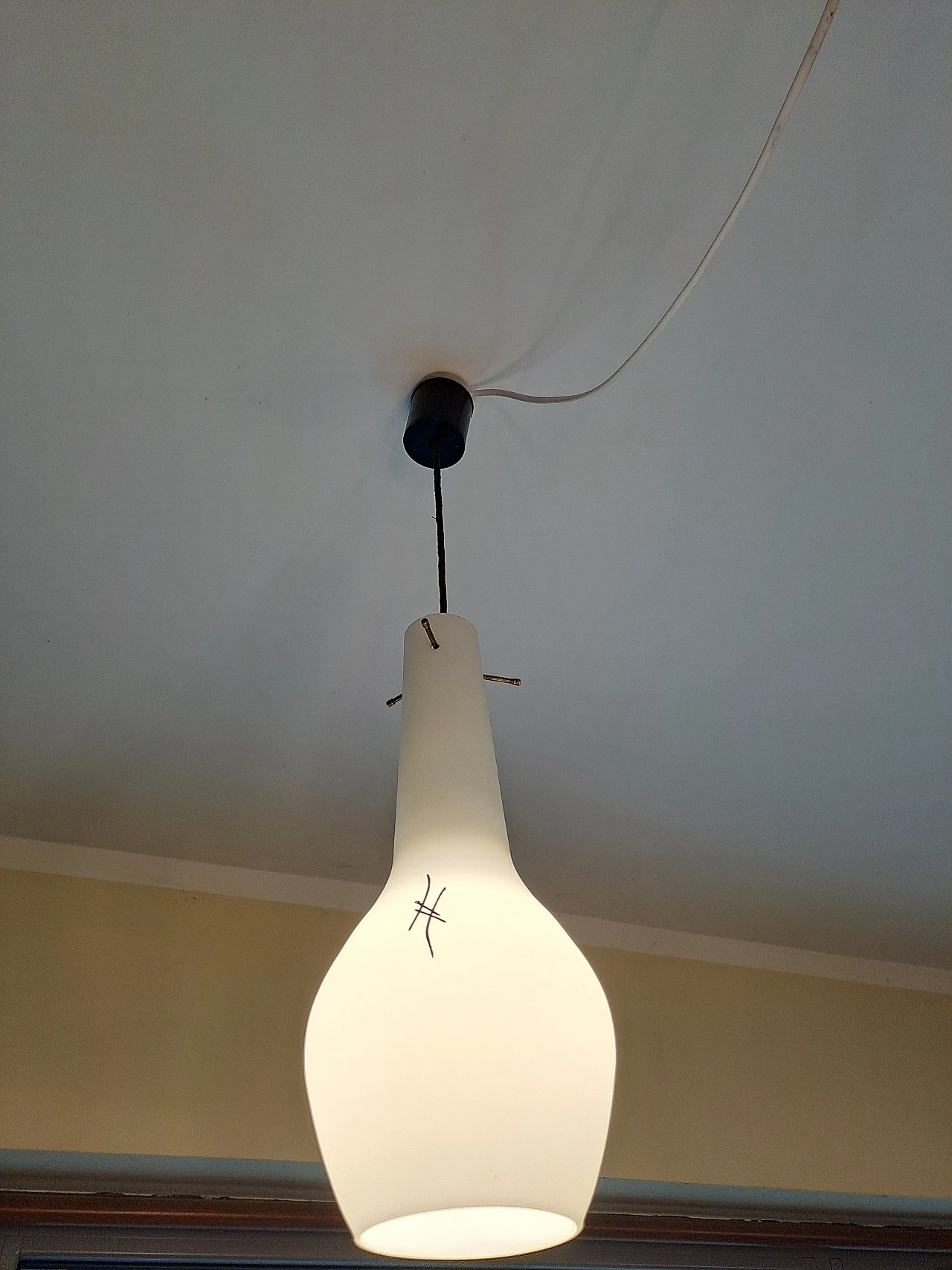 Lampadario in vetro opalino con disegno a righe nere, anni '50 4