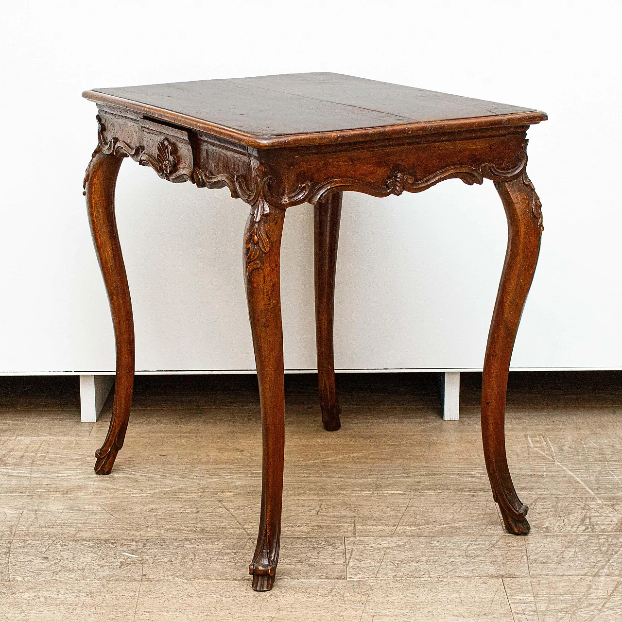 Walnut coffee table with drawer, 18th century 2