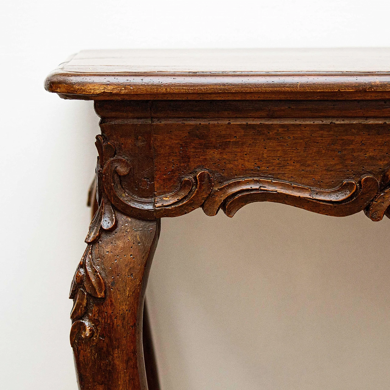 Walnut coffee table with drawer, 18th century 5