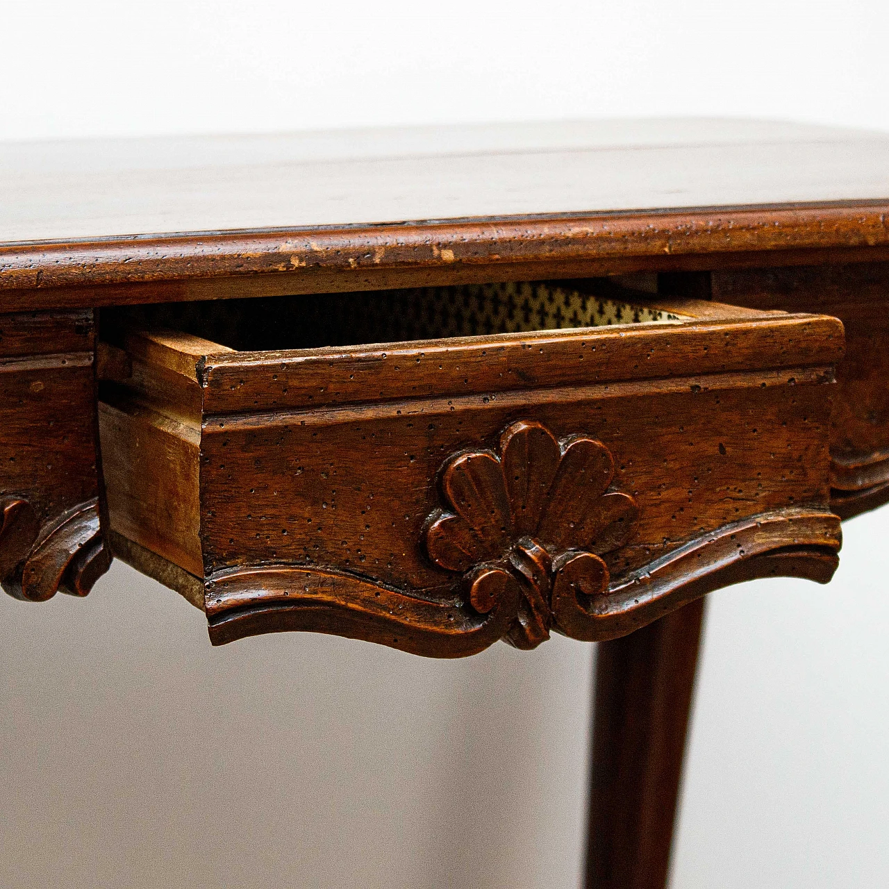 Walnut coffee table with drawer, 18th century 7