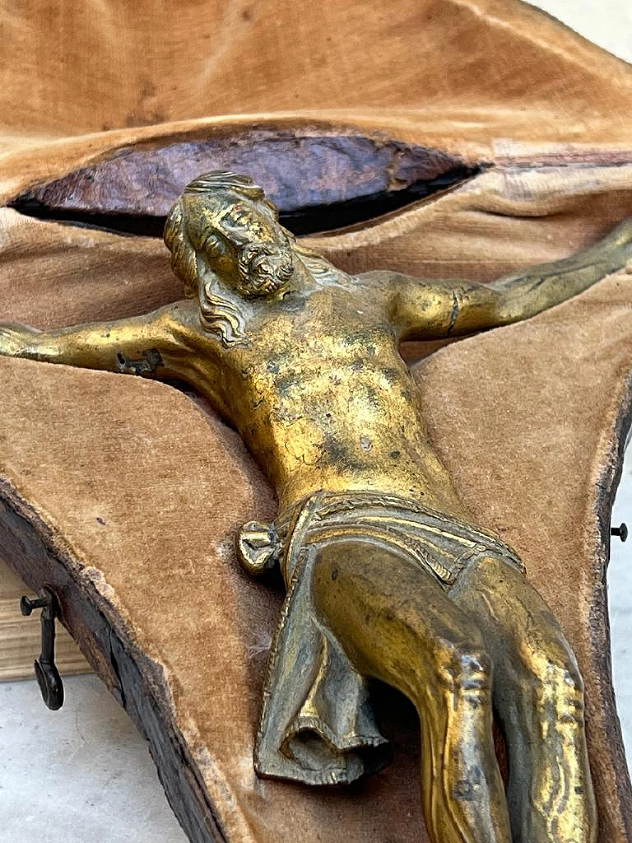 Gilded bronze crucifix in leather travel case, 17th century 7