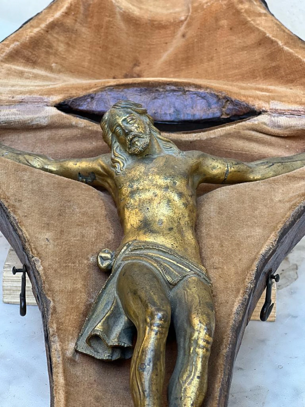 Gilded bronze crucifix in leather travel case, 17th century 9