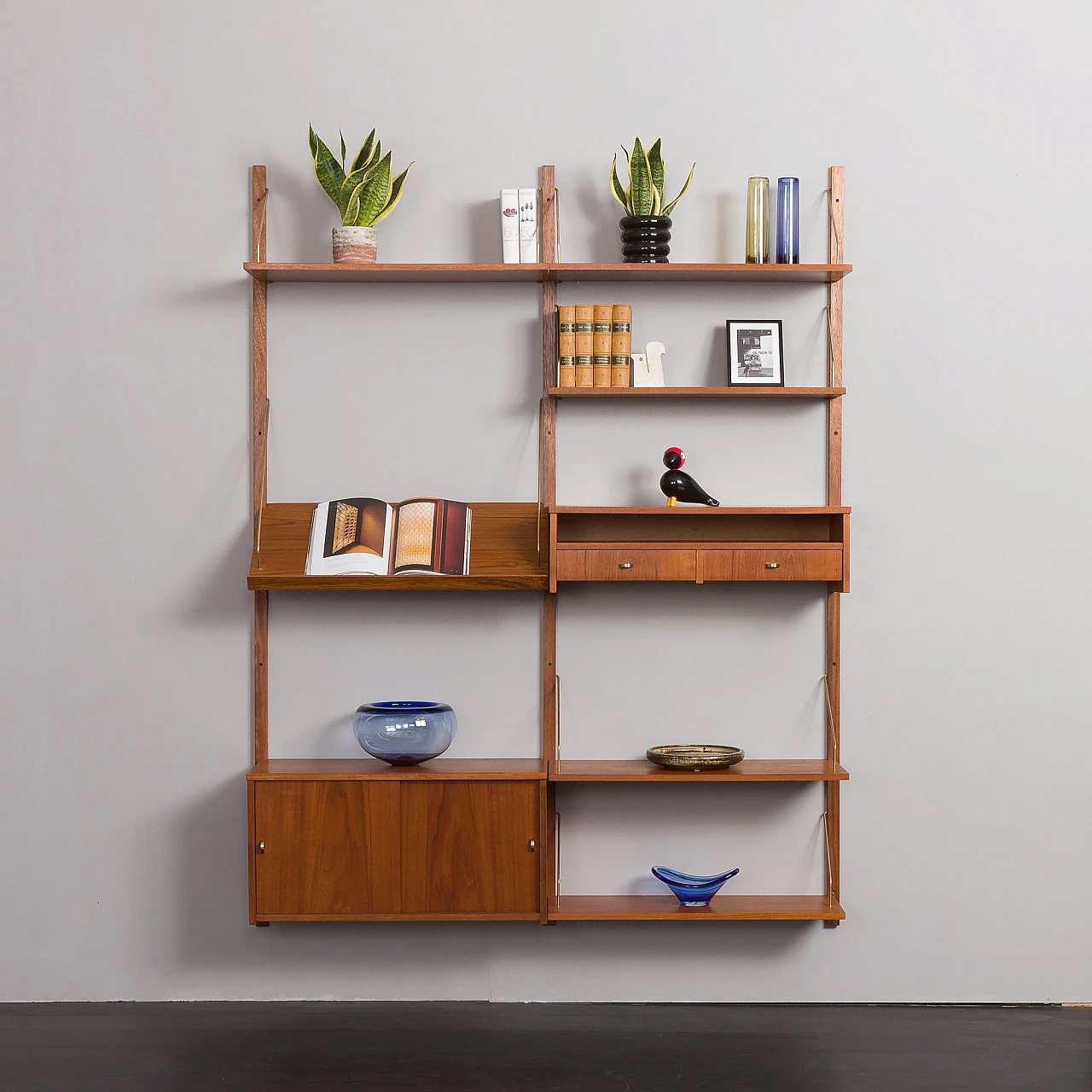 Libreria pensile in teak e ottone nello stile di Cadovius, anni '60 3