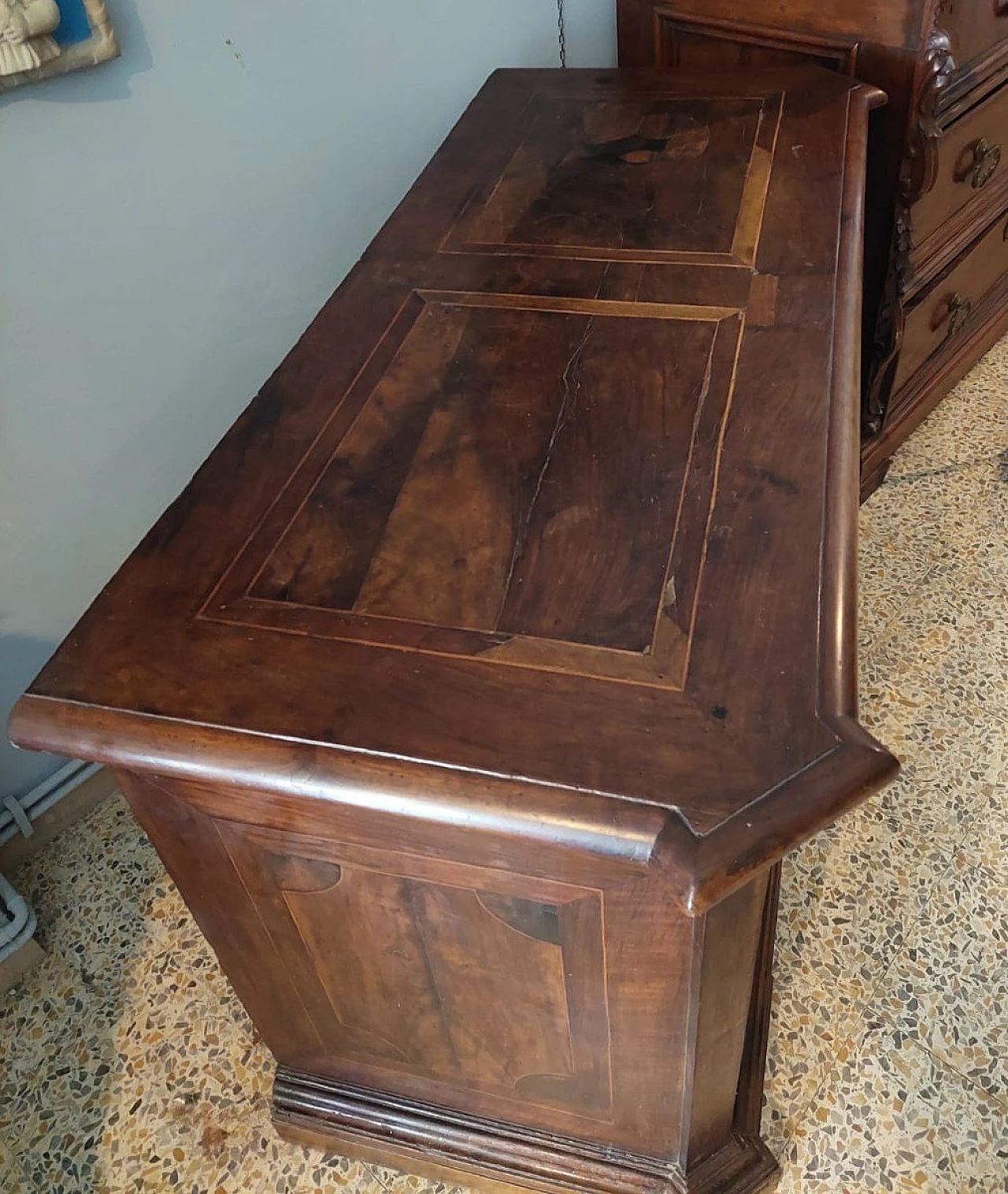 Tuscan paneled and solid walnut commode, 17th century 7