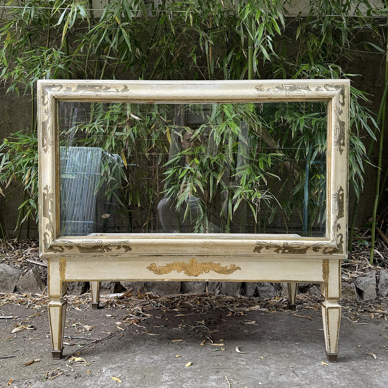 Ivory lacquered wooden coffee table with display stand, early 20th century 10