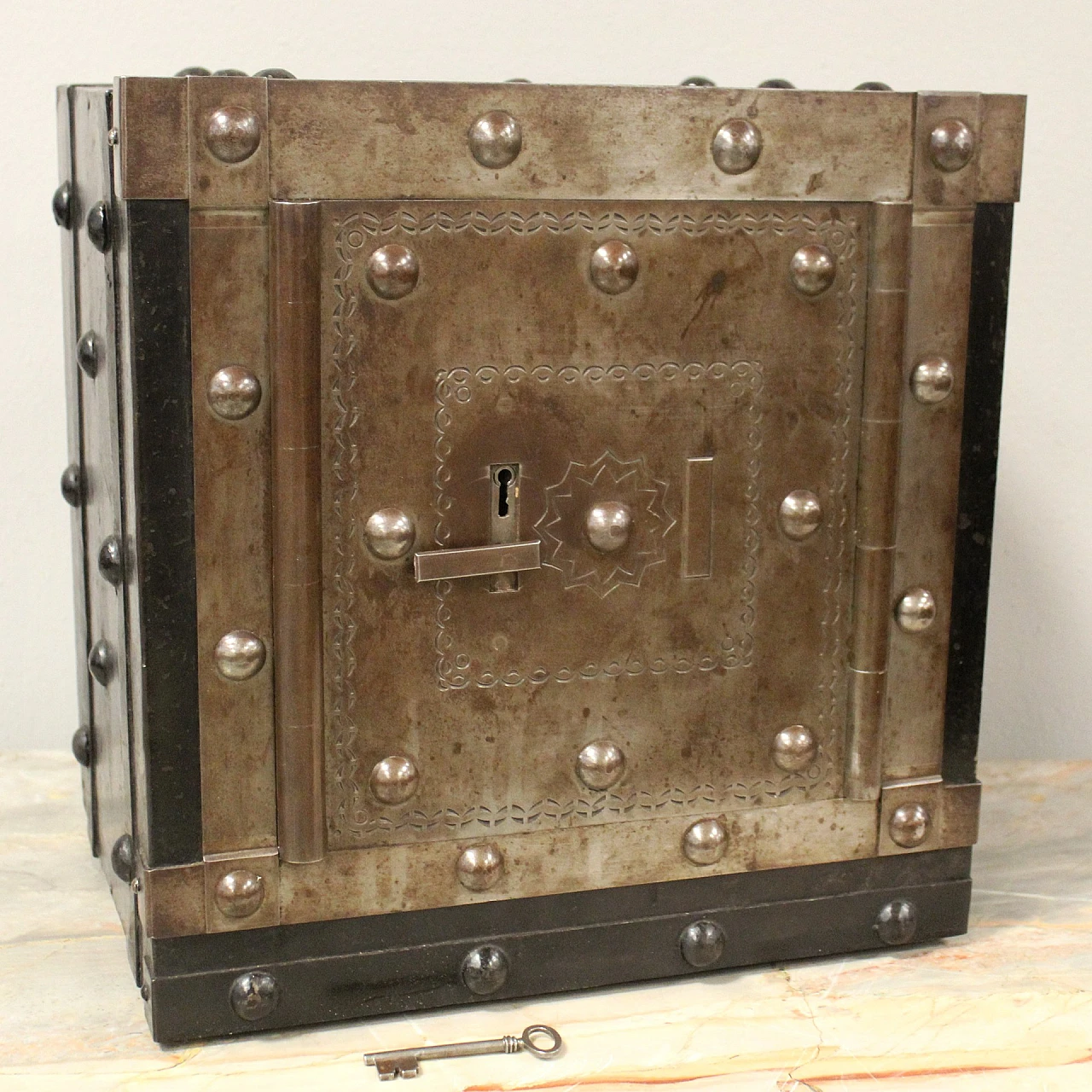 Piedmontese iron studded safe, early 19th century 7