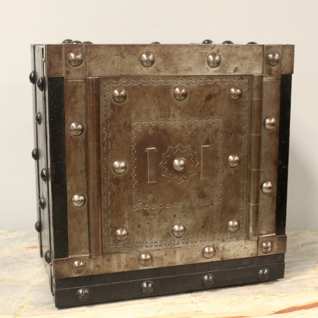 Piedmontese iron studded safe, early 19th century 8