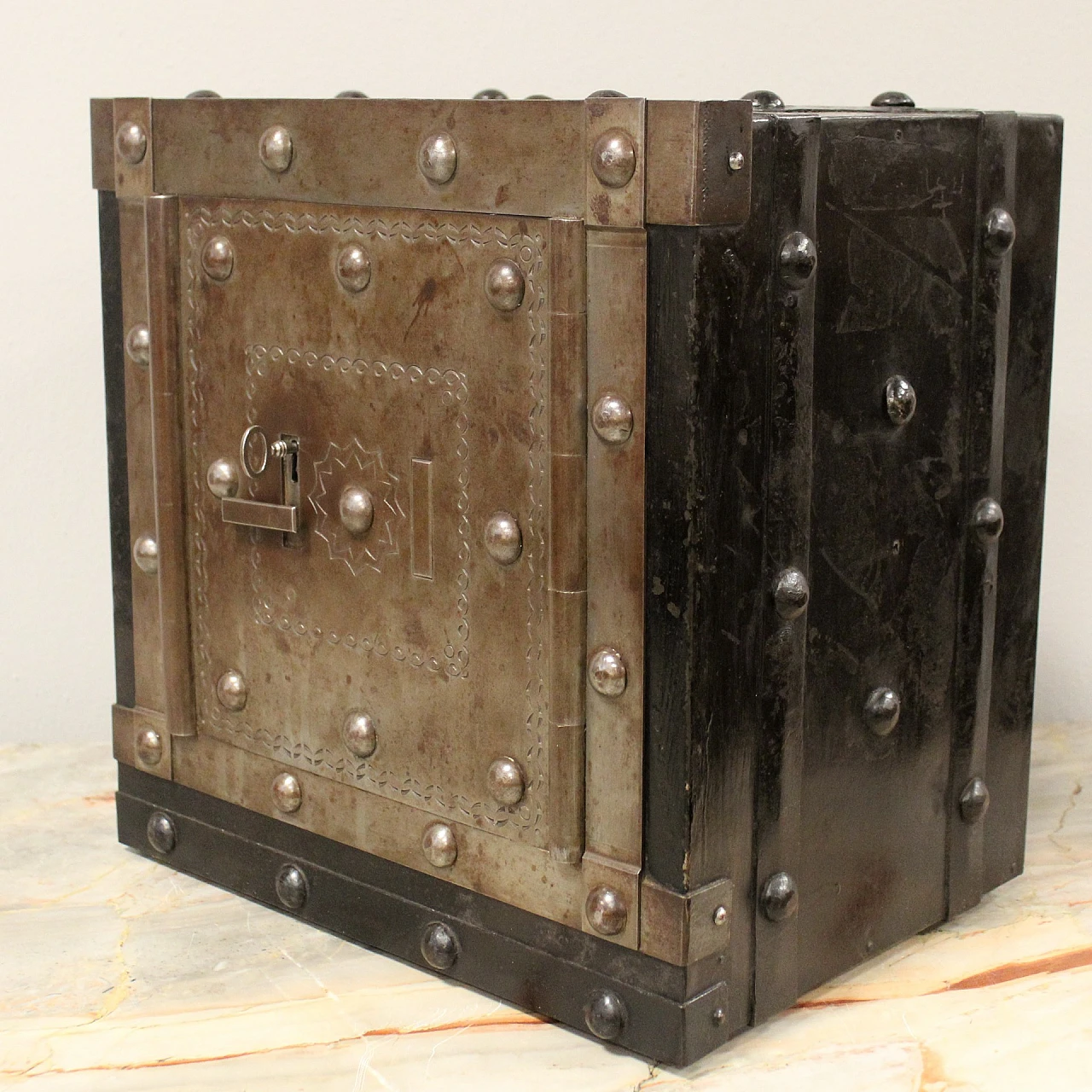 Piedmontese iron studded safe, early 19th century 9